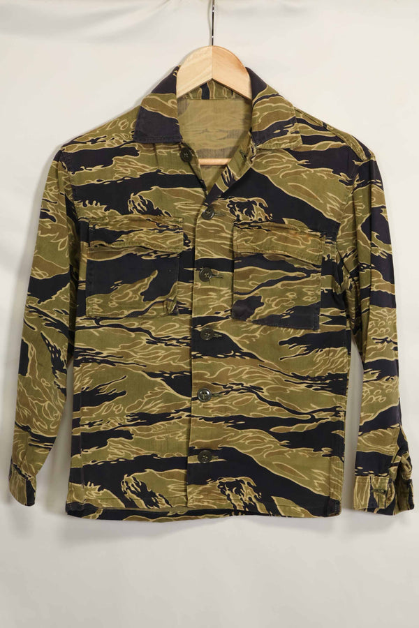 เสื้อเชิ้ตลายเสือโคร่งสีทองยุค 1960 ทรงเอเชีย ไม่มีแสตมป์ สภาพดี มือสอง