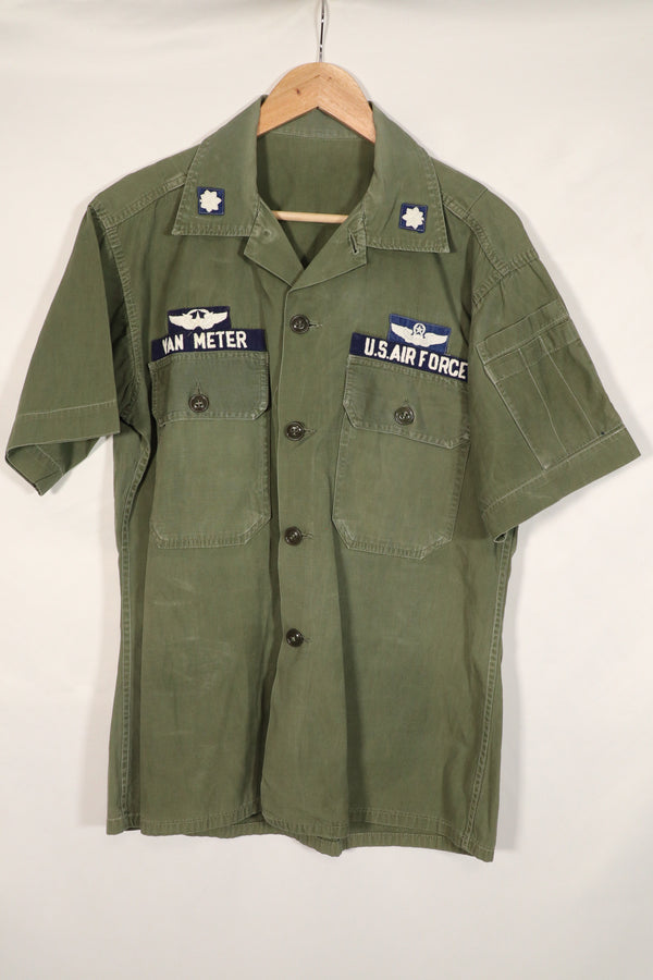 เสื้อเชิ้ต USAF South Vietnam Advisor OG-107 ของกองทัพอากาศสหรัฐฯ ของแท้ แขนสั้นแบบปรับแต่ง มือสอง