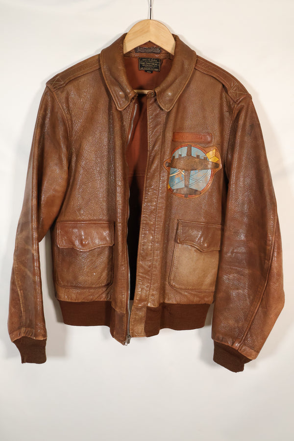เสื้อแจ็คเก็ตนักบิน A-2 ของกองทัพอากาศสหรัฐฯ มือสองจากยุคปี 1940 ไซส์ 40 พร้อมป้าย Squadron