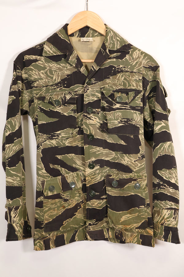 เสื้อแจ็คเก็ตลายเสือลายเสือโอกินาว่าที่ดัดแปลงในท้องถิ่นจากปี 1960 รุ่น C-1 Mike Force มือสอง