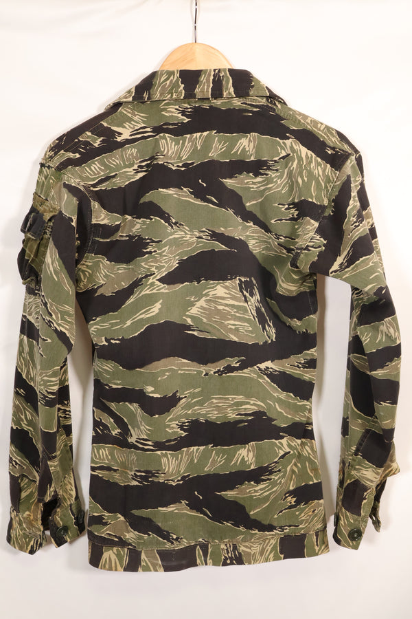 เสื้อแจ็คเก็ตลายเสือลายเสือโอกินาว่าที่ดัดแปลงในท้องถิ่นจากปี 1960 รุ่น C-1 Mike Force มือสอง