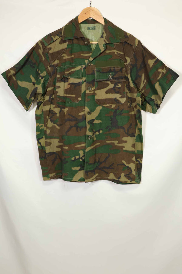 ชุดเสื้อและกางเกงลายพราง ARVN ERDL ที่ไม่ได้ใช้จากชุดของบริษัทภาพยนตร์