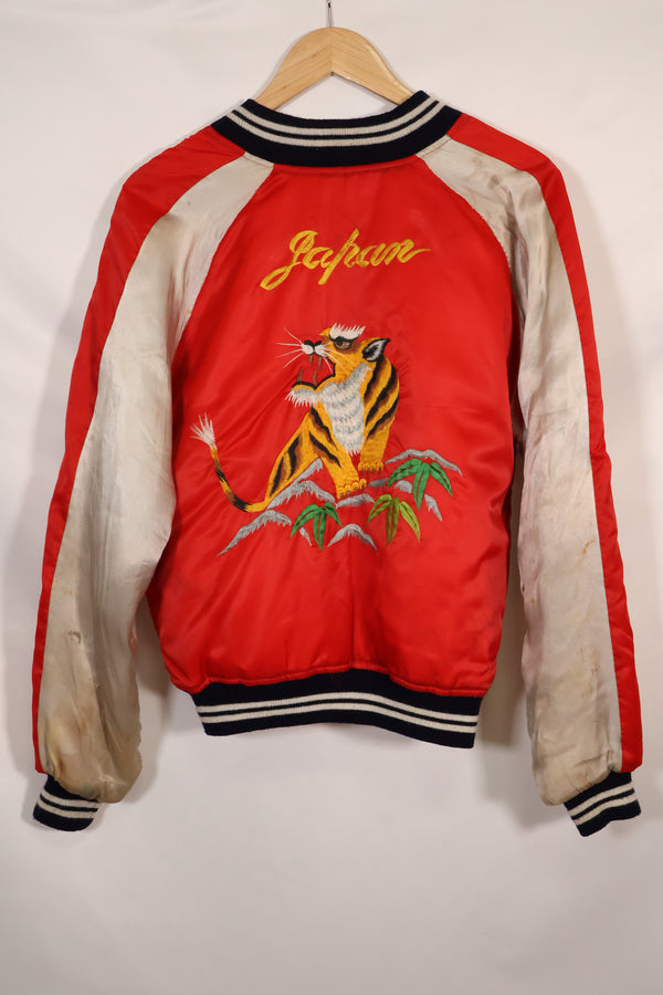 เสื้อแจ็คเก็ต Sukajan ของญี่ปุ่นจากยุค 1970 มือสอง สีแดงและสีขาว ผลิตซ้ำ ซ่อมแซม
