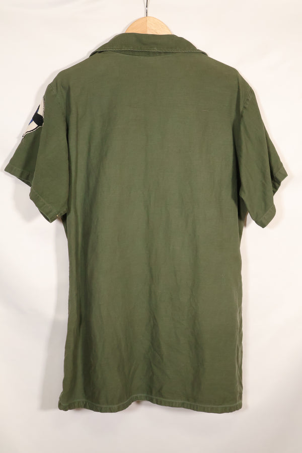 เสื้อเชิ้ตยูทิลิตี้ USN OG-107 ของกองทัพเรือสหรัฐฯ ที่มีป้าย Snoopy สัญญาปี 1967 มือสอง สภาพ B