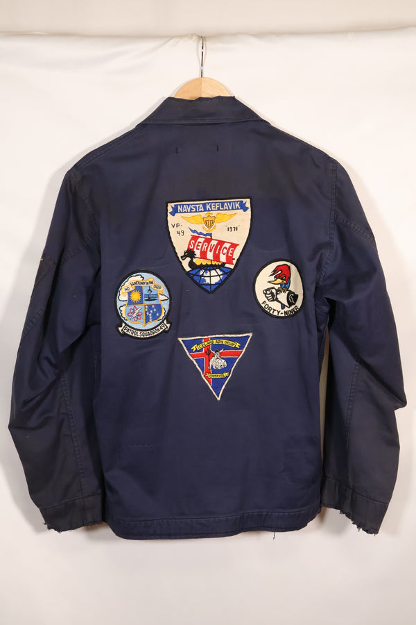 เสื้อแจ็คเก็ตบำรุงรักษาดาดฟ้าสำหรับลาดตระเวนต่อต้านเรือดำน้ำของกองทัพเรือสหรัฐฯ ปี 1968 พร้อมแผ่นป้ายที่ผลิตในท้องถิ่น มือสอง