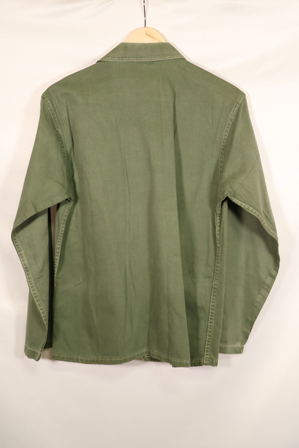 เสื้อเชิ้ตยูทิลิตี้ OG-107 ของกองทัพบกสหรัฐฯ แท้จากยุค 1950 พร้อมกระดุมโลหะและแผ่นป้ายติด มือสอง