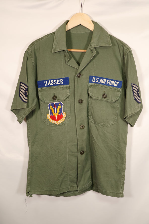 เสื้อเชิ้ตยูทิลิตี้ OG-107 USAF ของแท้จากยุค 1960 พร้อมงานปักโดยตรง