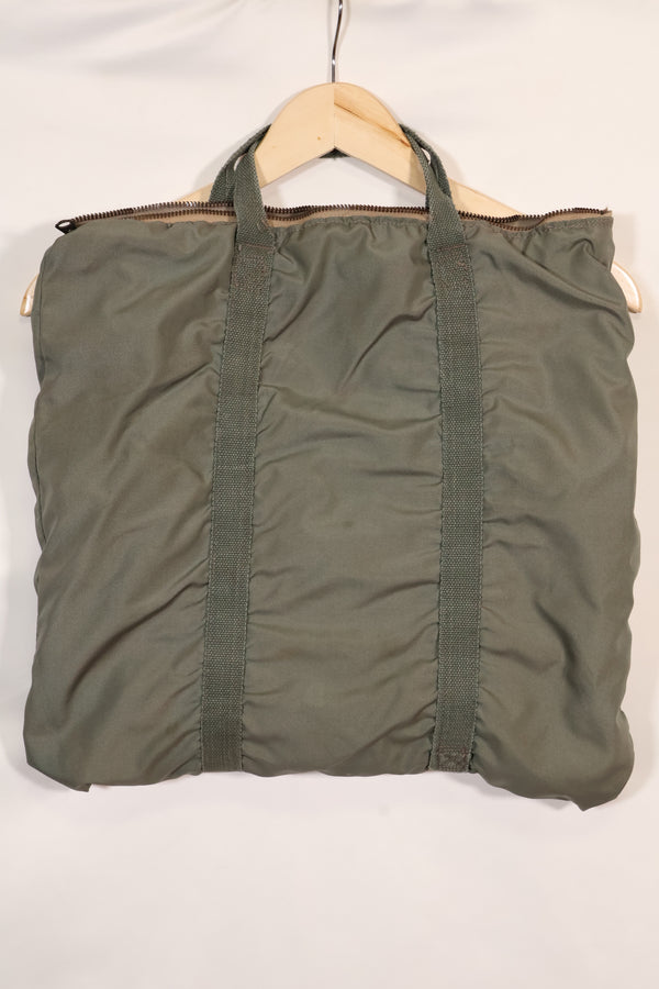 กระเป๋าใส่หมวกกันน็อค USAF รุ่นแรกมือสอง คาดว่าผลิตประมาณปี พ.ศ. 2499