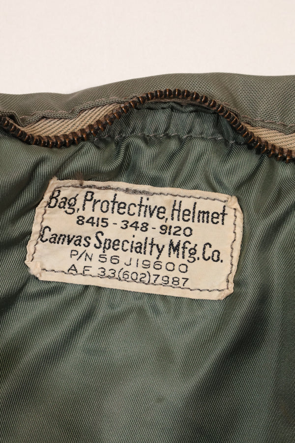 กระเป๋าใส่หมวกกันน็อค USAF รุ่นแรกมือสอง คาดว่าผลิตประมาณปี พ.ศ. 2499