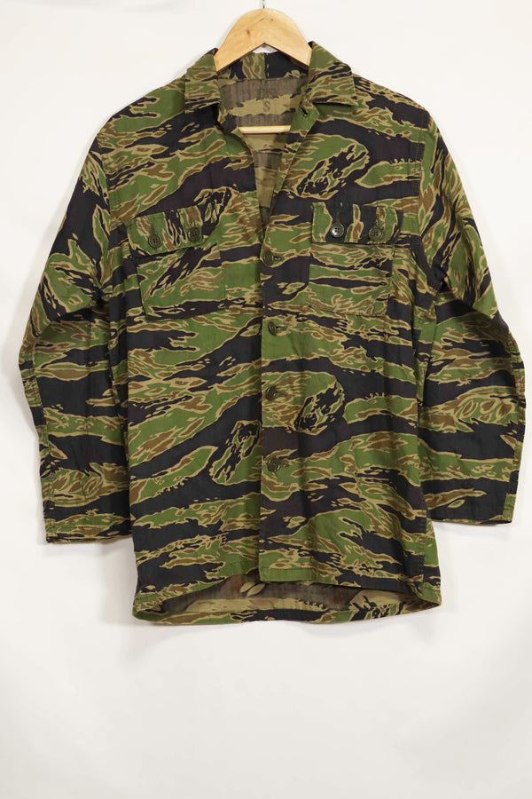 เสื้อเชิ้ตลายเสือลายทางยุคปลายสงคราม ปลายทศวรรษ 1960-ต้นทศวรรษ 1970 ไซส์ US เล็ก มือสอง