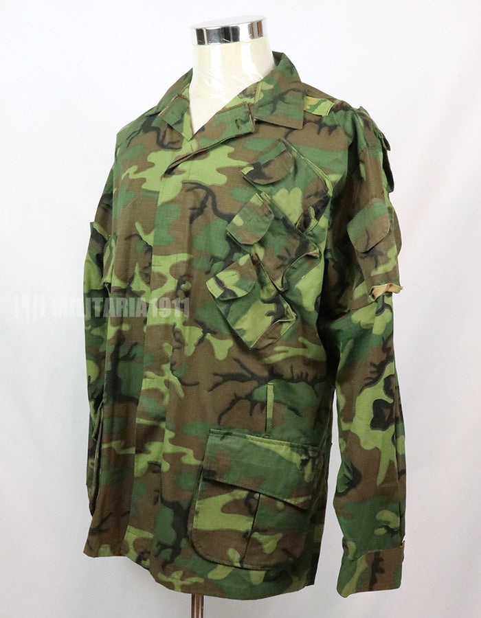 เสื้อคลุมทหารเรือจำลองของทีม SEAL ของกองทัพเรือสหรัฐฯ ทำจากผ้าแท้