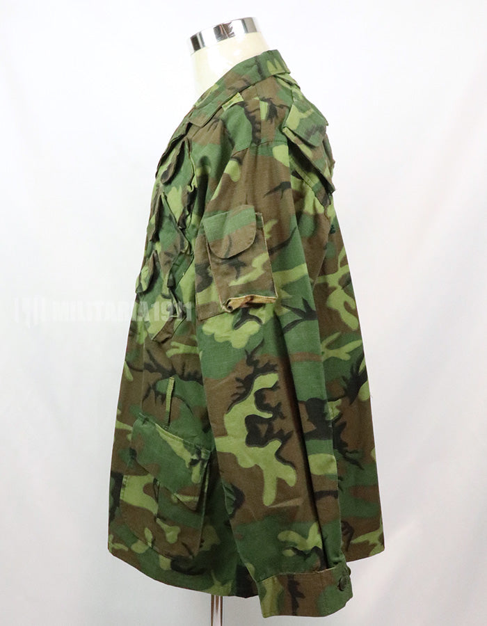 เสื้อคลุมทหารเรือจำลองของทีม SEAL ของกองทัพเรือสหรัฐฯ ทำจากผ้าแท้