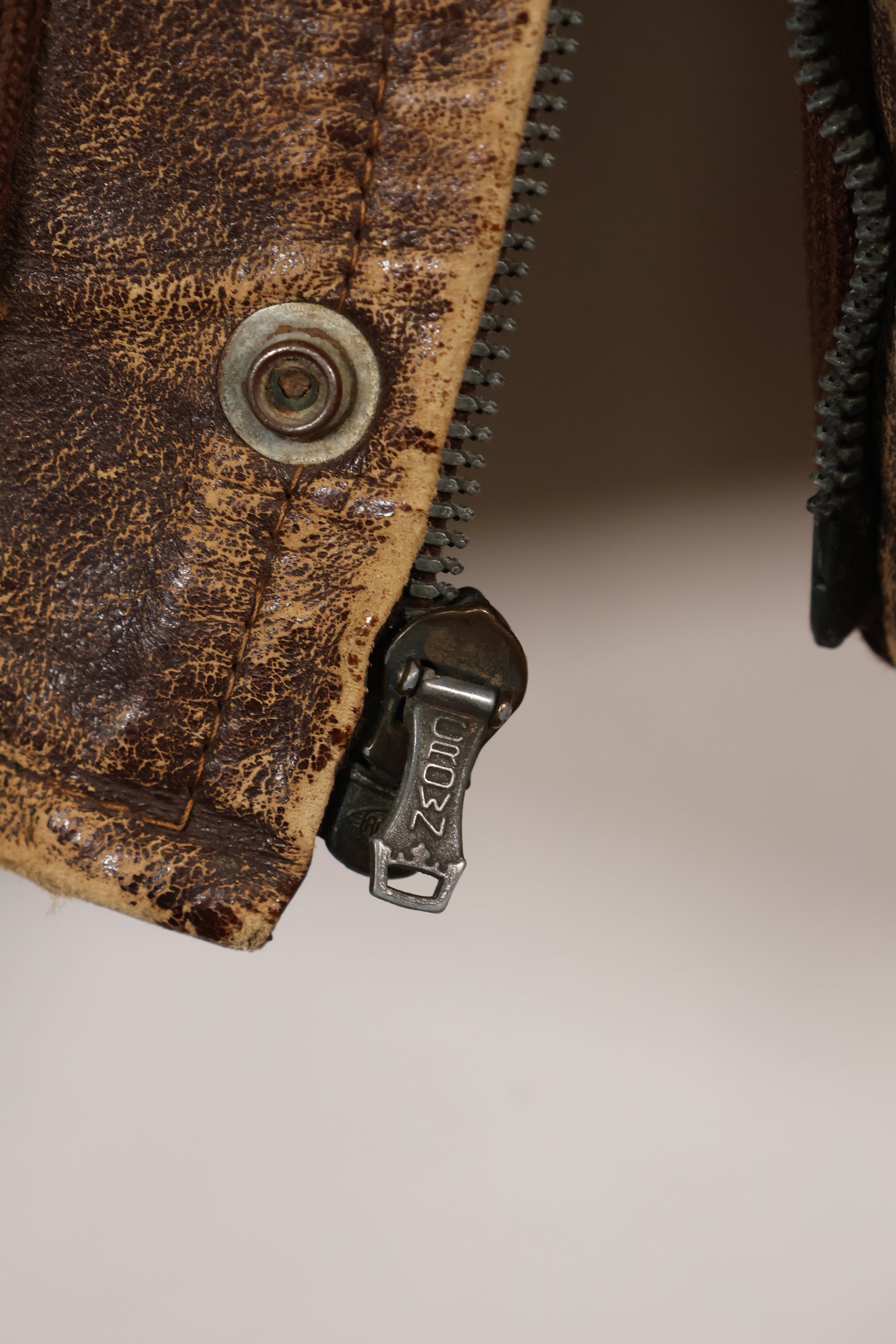 ช่วงปี 1940 ขนาด 46 ผู้ผลิตไม่ทราบ USAAF A-2 แจ็คเก็ตบิน สภาพตามที่ได้รับ สินค้ามือสอง