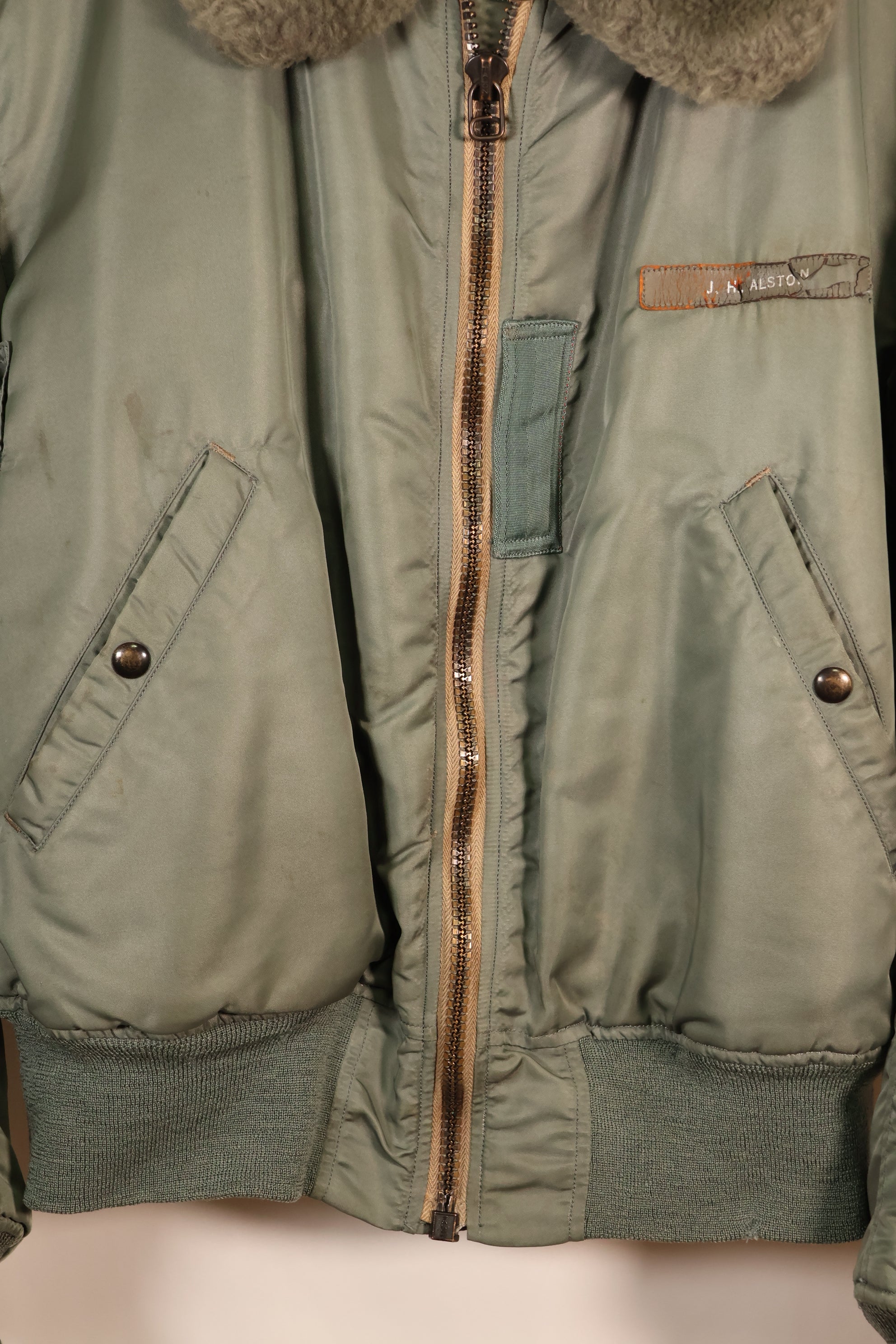 ตัวอย่างทดสอบทดลองช่วงกลางทศวรรษ 1950 – ขนาดประมาณ L ถึง X-LARGE – แจ็กเก็ตบิน B-15D ของกองทัพอากาศสหรัฐฯ – ตัวอย่างทดสอบทดลอง – ในสภาพดี