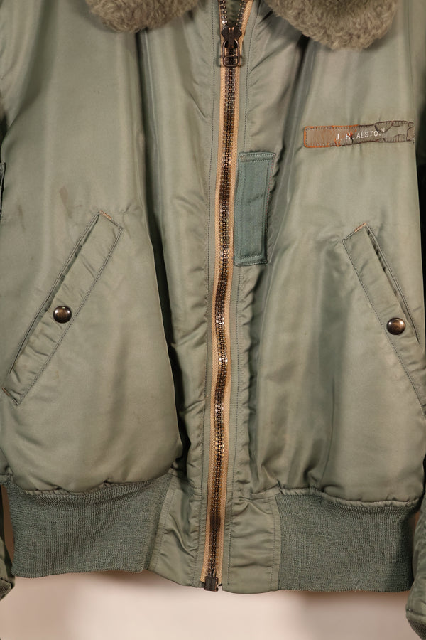 ตัวอย่างทดสอบทดลองช่วงกลางทศวรรษ 1950 – ขนาดประมาณ L ถึง X-LARGE – แจ็กเก็ตบิน B-15D ของกองทัพอากาศสหรัฐฯ – ตัวอย่างทดสอบทดลอง – ในสภาพดี