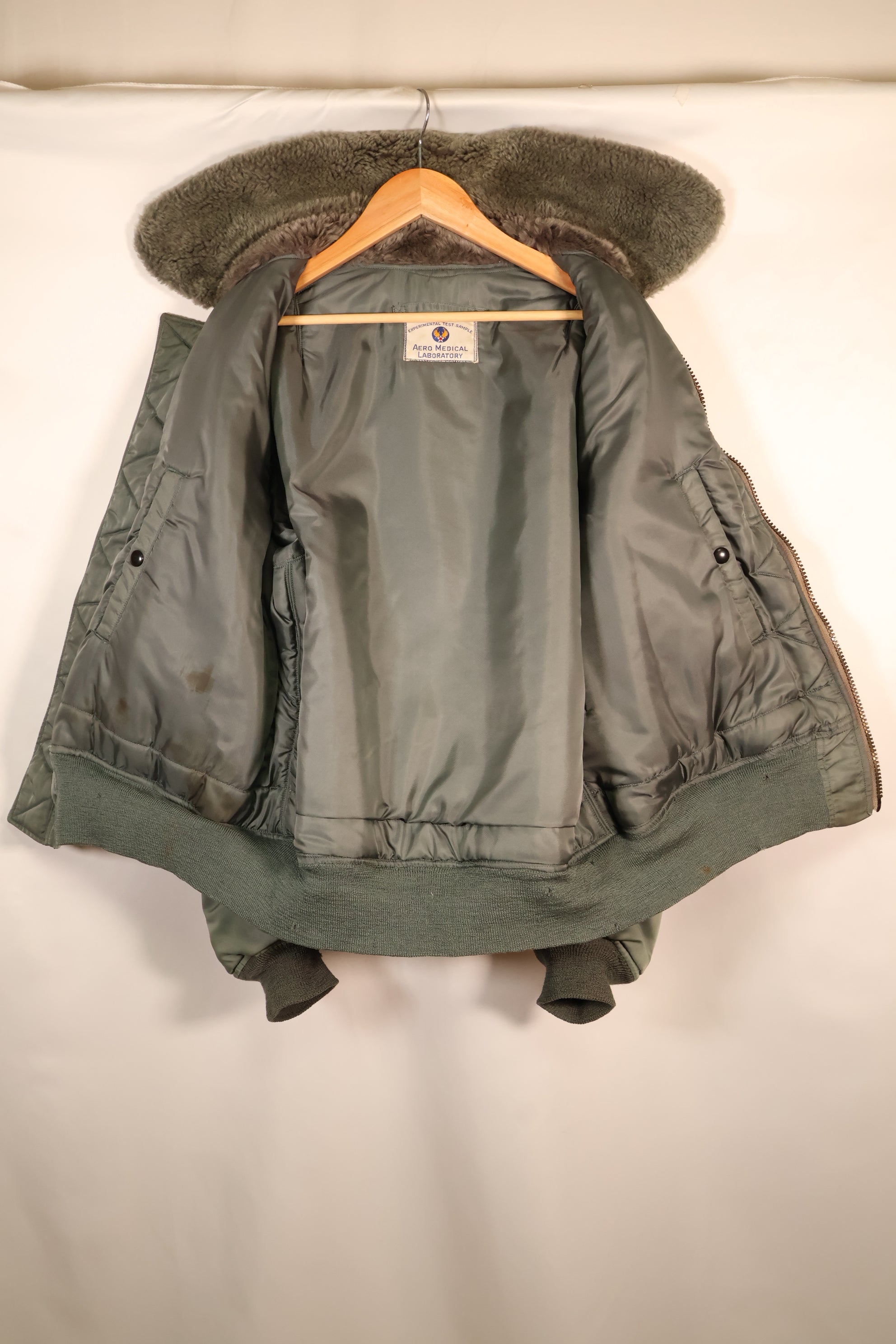 ตัวอย่างทดสอบทดลองช่วงกลางทศวรรษ 1950 – ขนาดประมาณ L ถึง X-LARGE – แจ็กเก็ตบิน B-15D ของกองทัพอากาศสหรัฐฯ – ตัวอย่างทดสอบทดลอง – ในสภาพดี