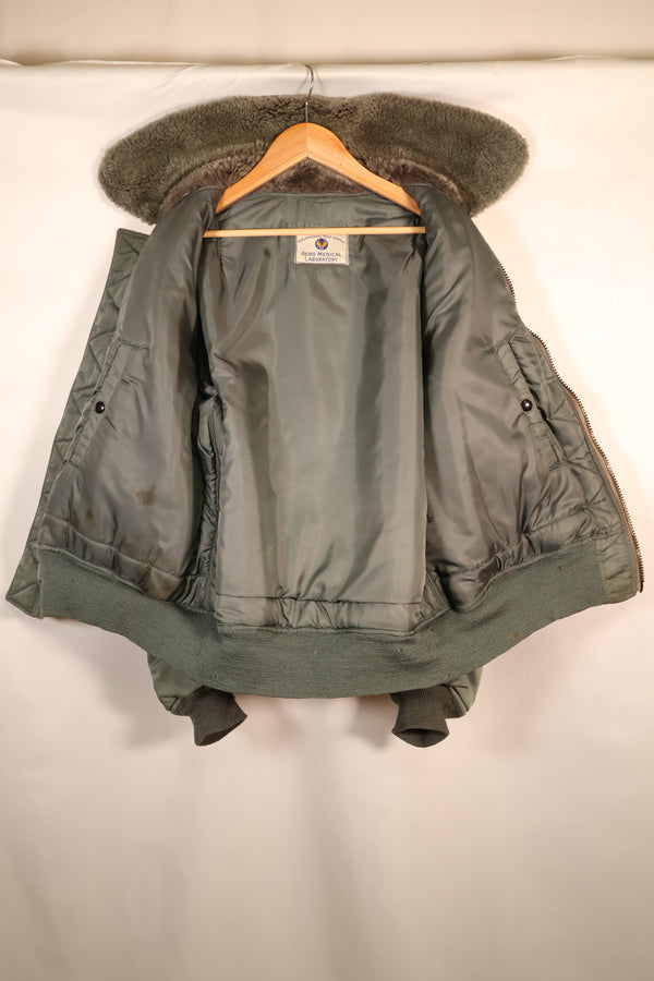 ตัวอย่างทดสอบทดลองช่วงกลางทศวรรษ 1950 – ขนาดประมาณ L ถึง X-LARGE – แจ็กเก็ตบิน B-15D ของกองทัพอากาศสหรัฐฯ – ตัวอย่างทดสอบทดลอง – ในสภาพดี