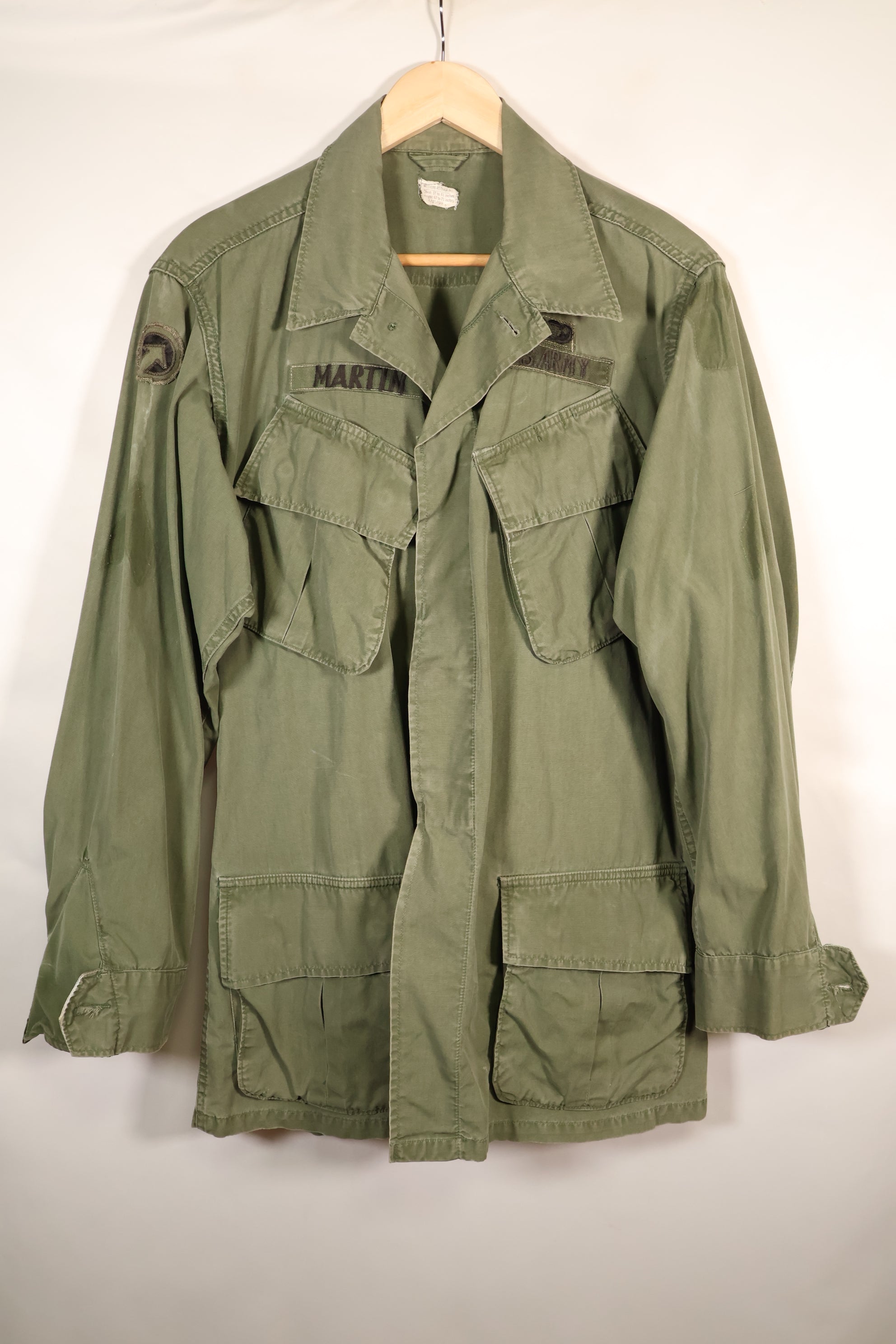 เสื้อแจ็คเก็ตแบบป่า รุ่นที่ 3 ตามสัญญาปี 1967, M-R, กองทัพสหรัฐฯ, มีตราติด, มือสอง