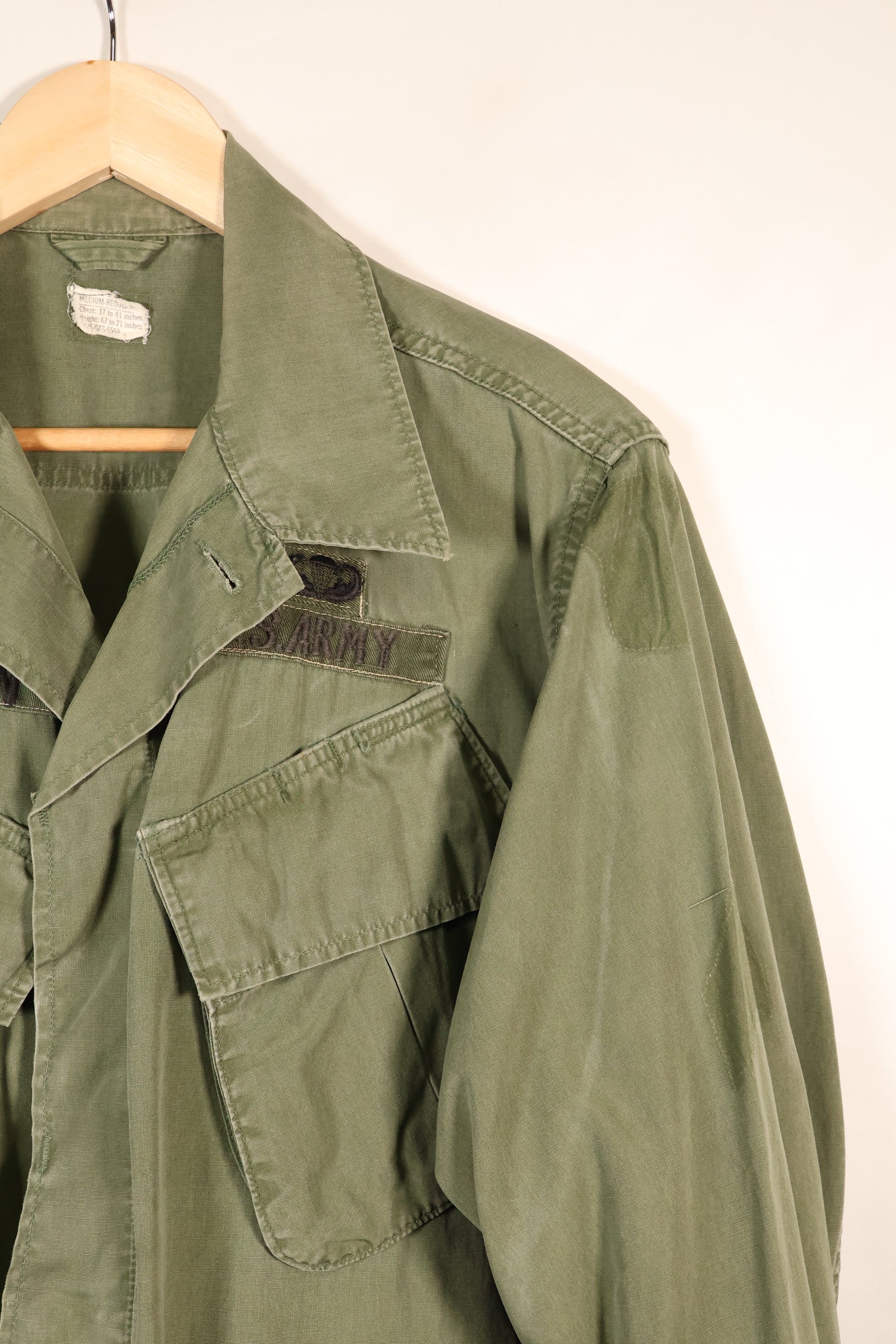 เสื้อแจ็คเก็ตแบบป่า รุ่นที่ 3 ตามสัญญาปี 1967, M-R, กองทัพสหรัฐฯ, มีตราติด, มือสอง
