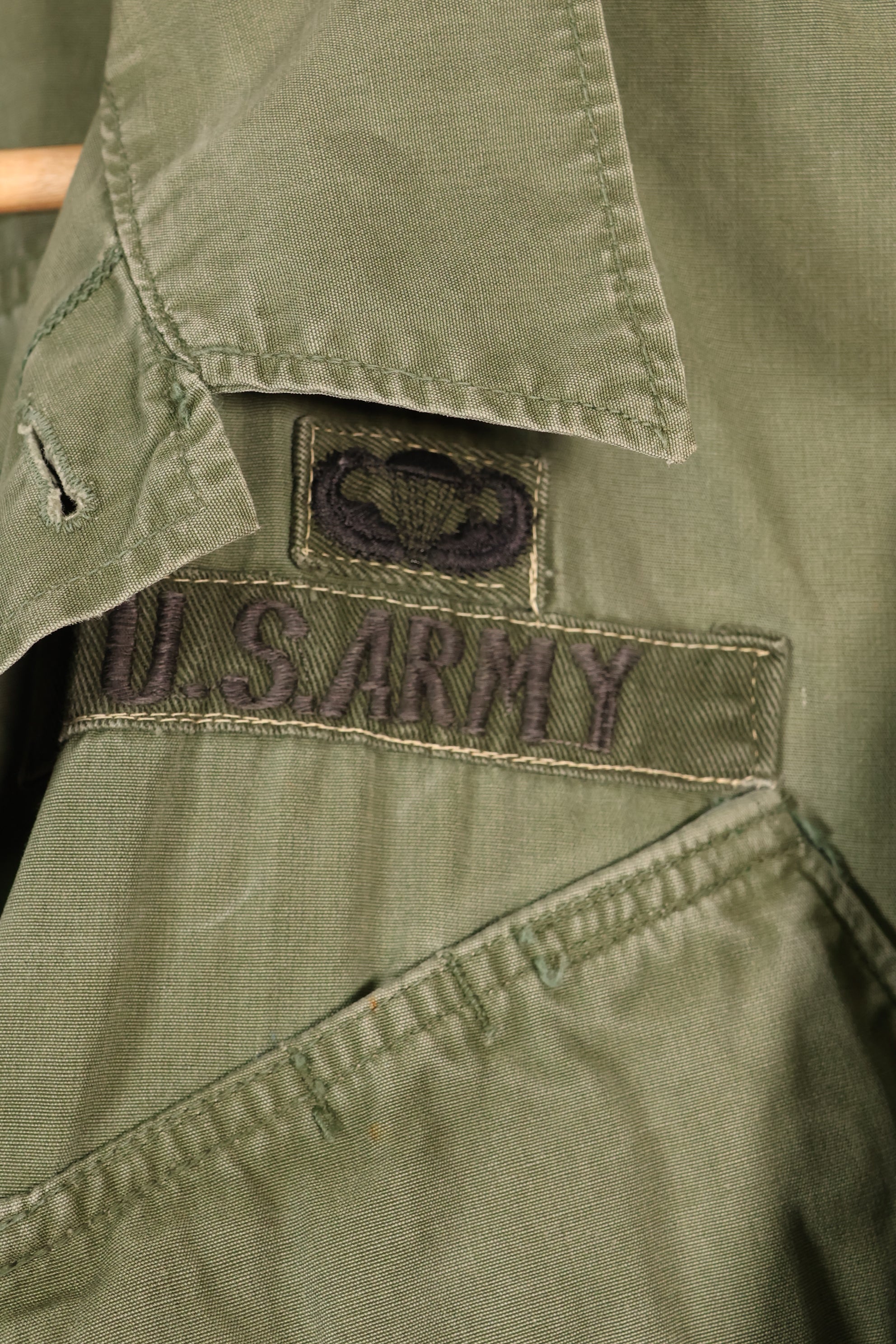 เสื้อแจ็คเก็ตแบบป่า รุ่นที่ 3 ตามสัญญาปี 1967, M-R, กองทัพสหรัฐฯ, มีตราติด, มือสอง