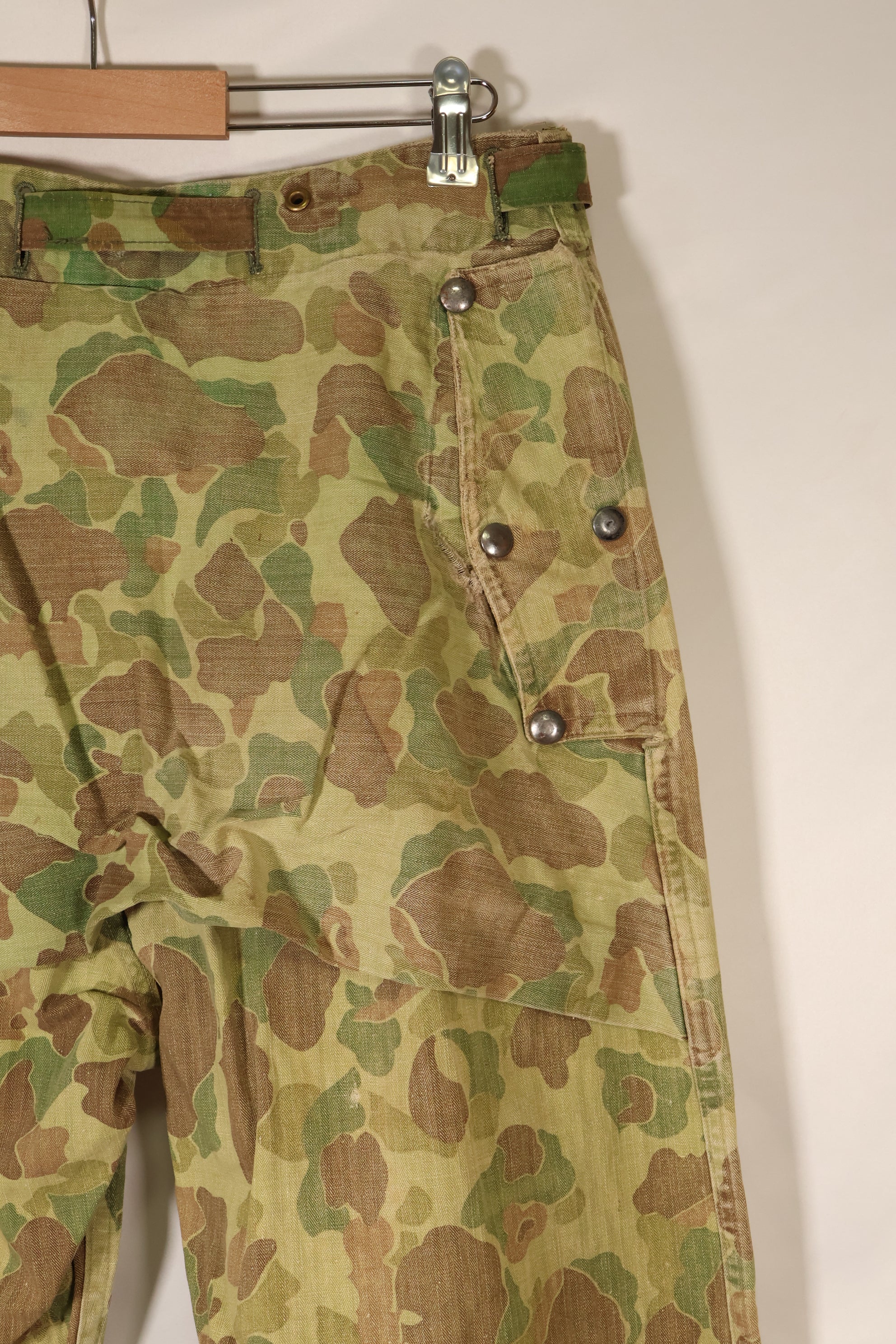 ทศวรรษ 1940 สงครามโลกครั้งที่ 2 USMC P-44 ลายพรางฟร็อกสกิน กางเกงล่าสัตว์น้ำ มีรอยซ่อมแซม สินค้ามือสอง