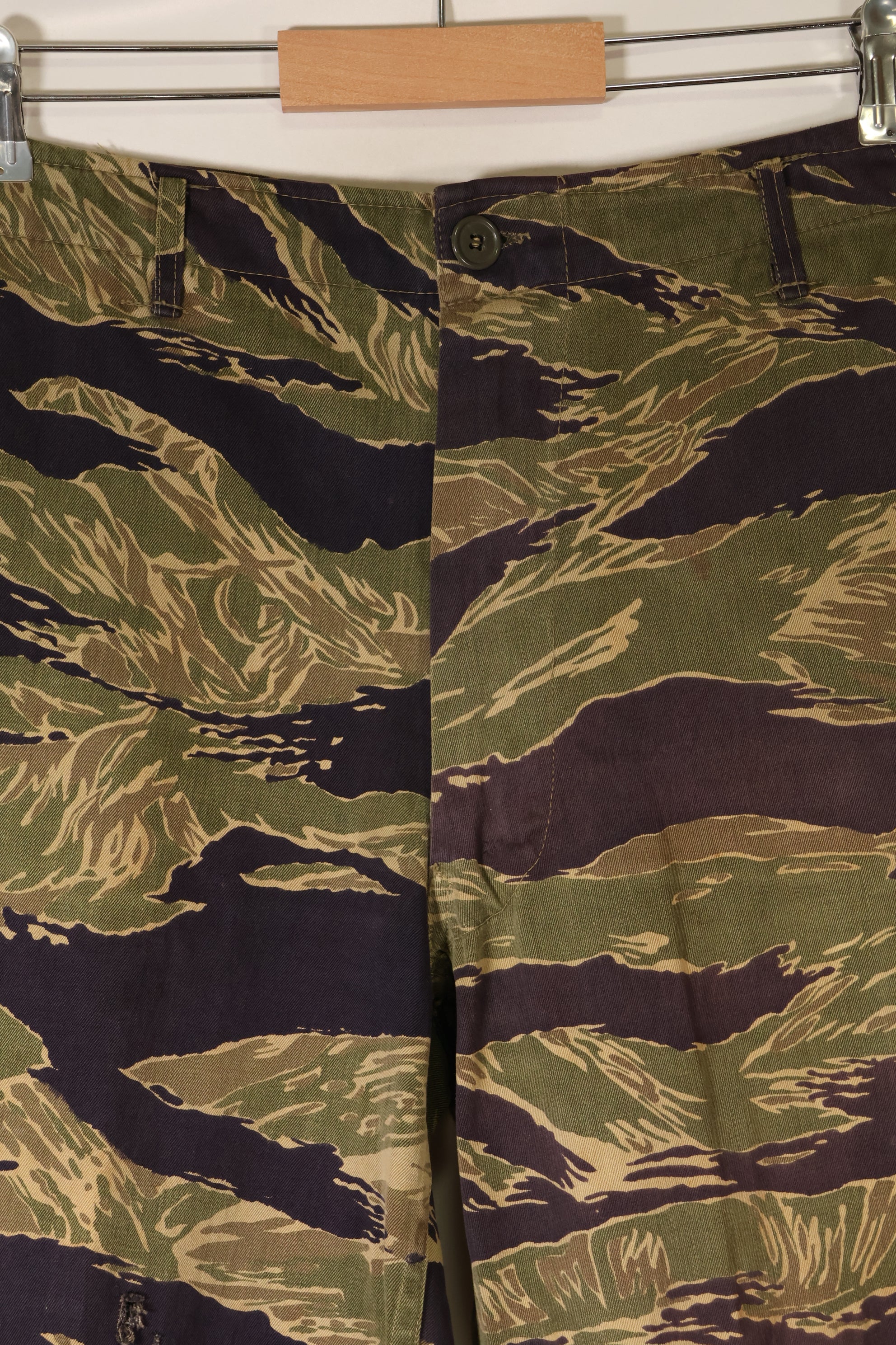 กางเกงลายเสือ Okinawa Tiger ตัดเย็บแบบอเมริกันช่วงกลางทศวรรษ 1960 มีรอยซีดจางน้อยมาก มือสอง
