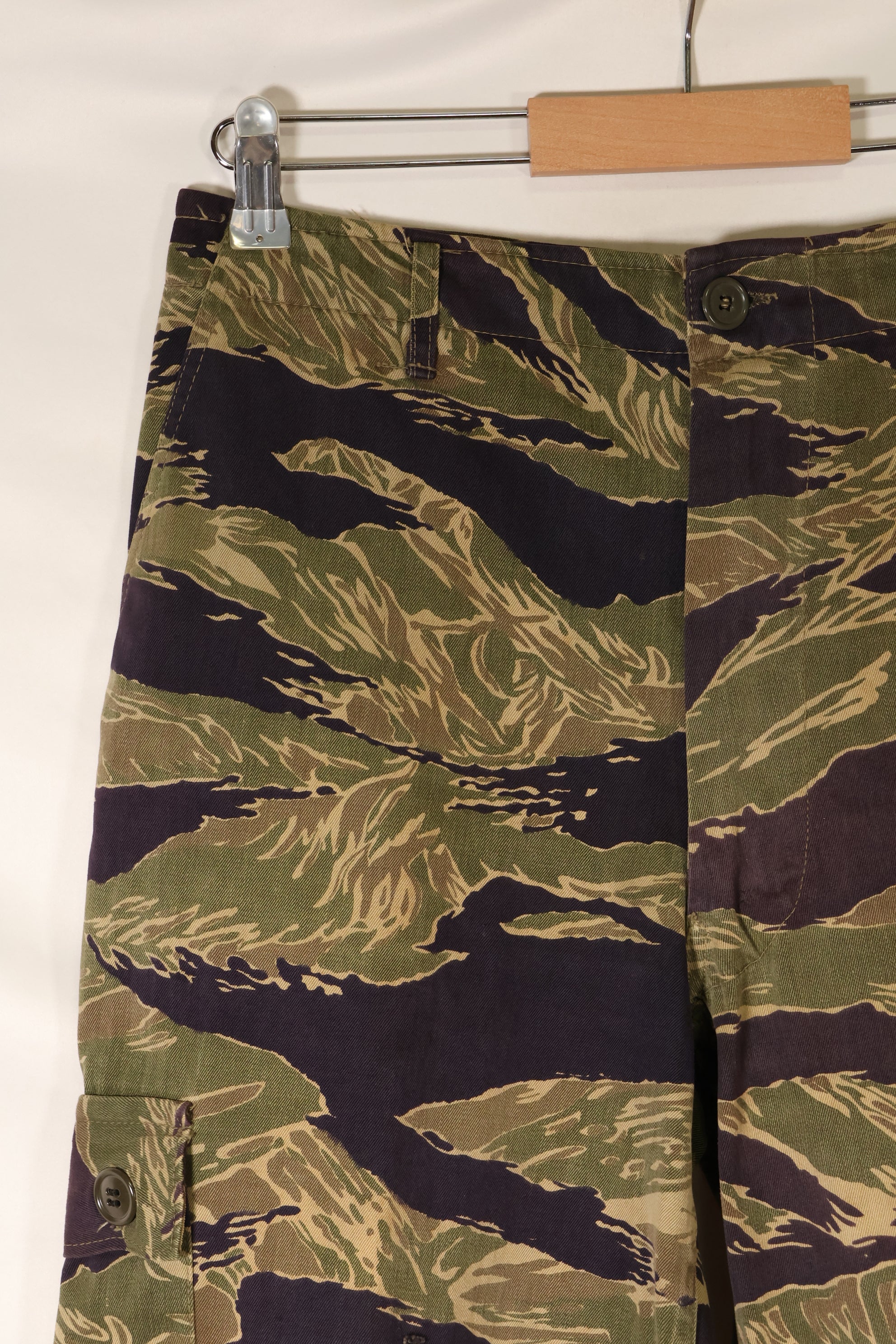 กางเกงลายเสือ Okinawa Tiger ตัดเย็บแบบอเมริกันช่วงกลางทศวรรษ 1960 มีรอยซีดจางน้อยมาก มือสอง