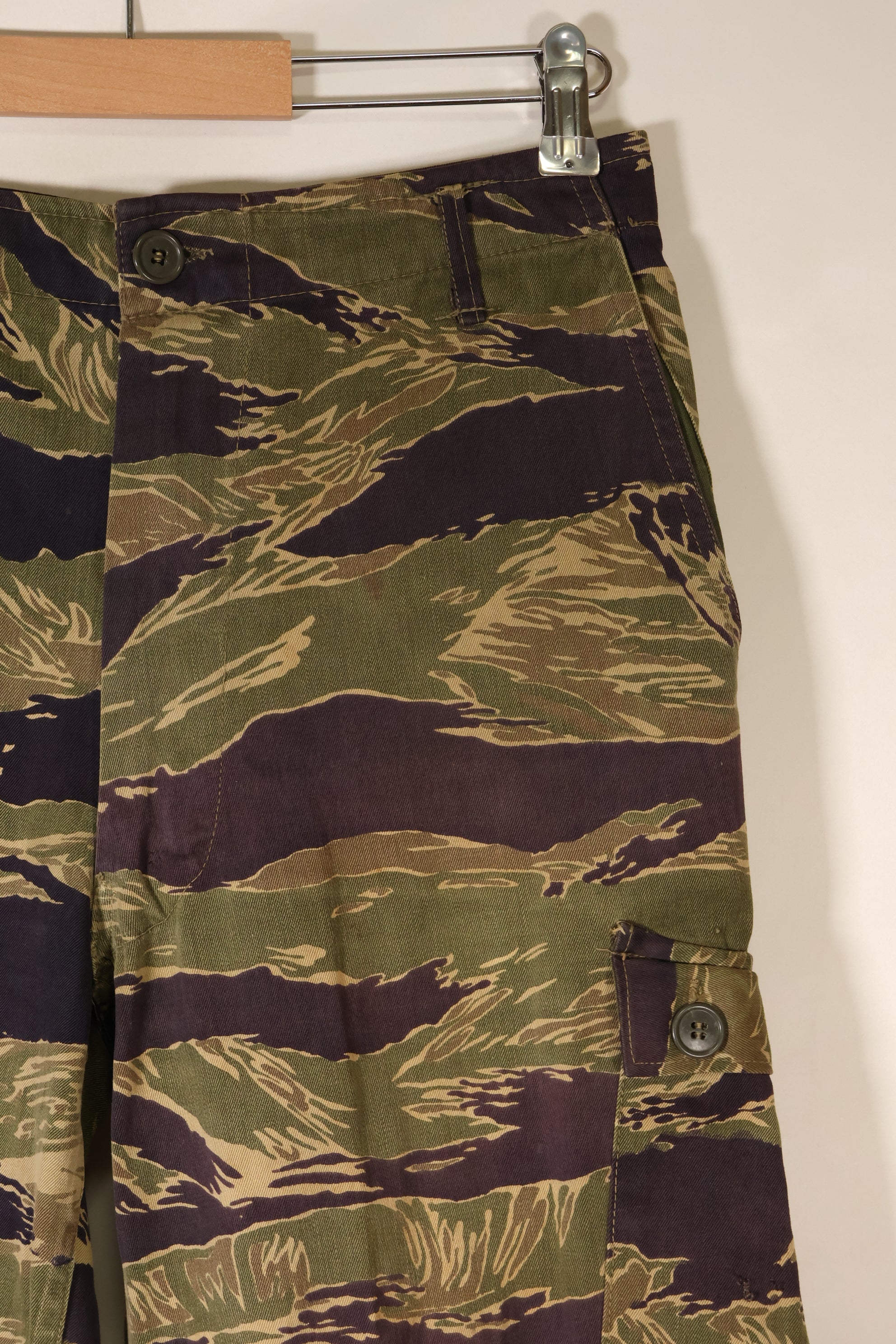 กางเกงลายเสือ Okinawa Tiger ตัดเย็บแบบอเมริกันช่วงกลางทศวรรษ 1960 มีรอยซีดจางน้อยมาก มือสอง