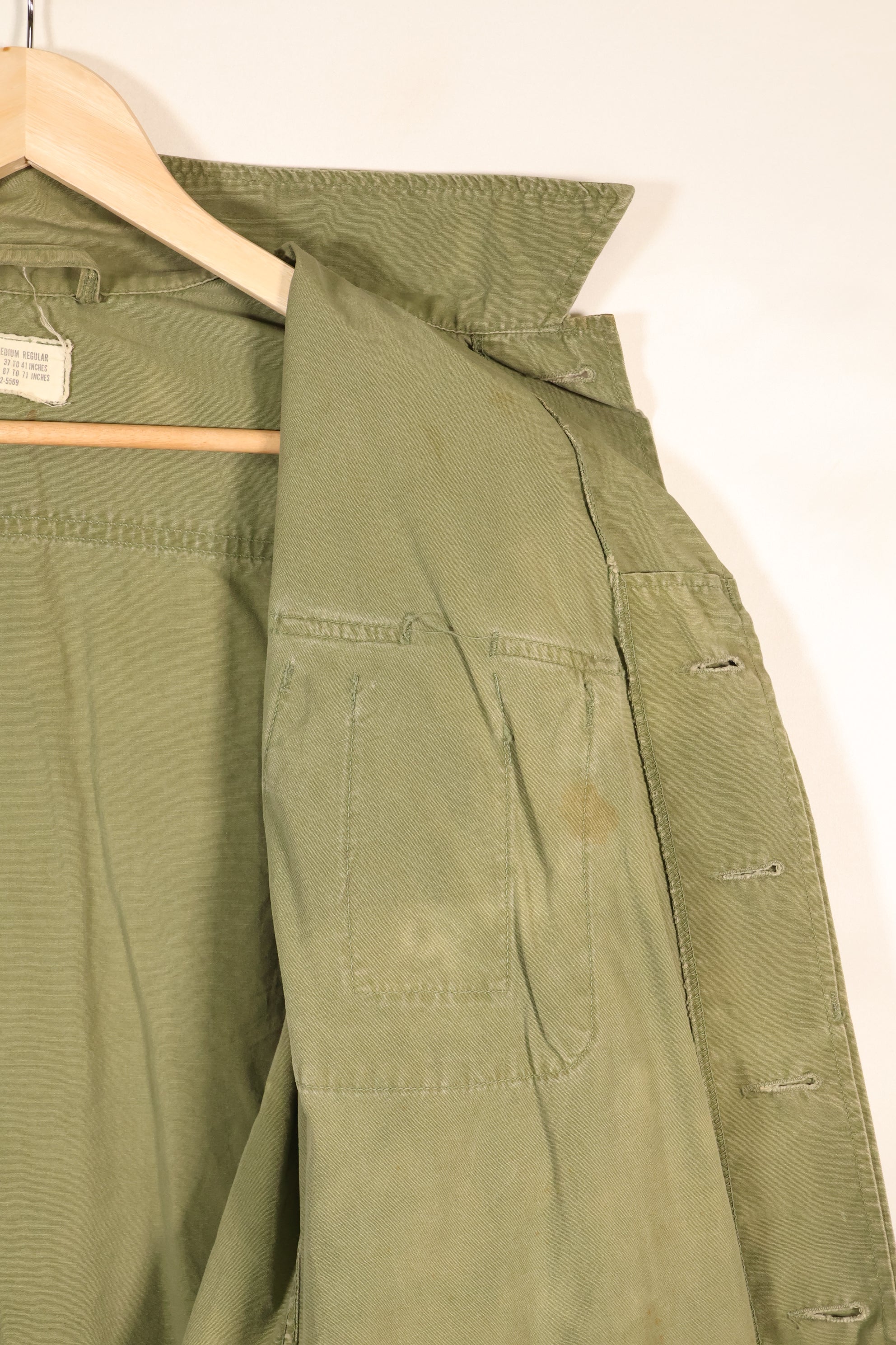 แจ็กเก็ตสนามแบบ Jungle Fatigue รุ่นที่ 3 ตามสัญญา M-R ปี 1967 – สีจางเล็กน้อย – มือสอง