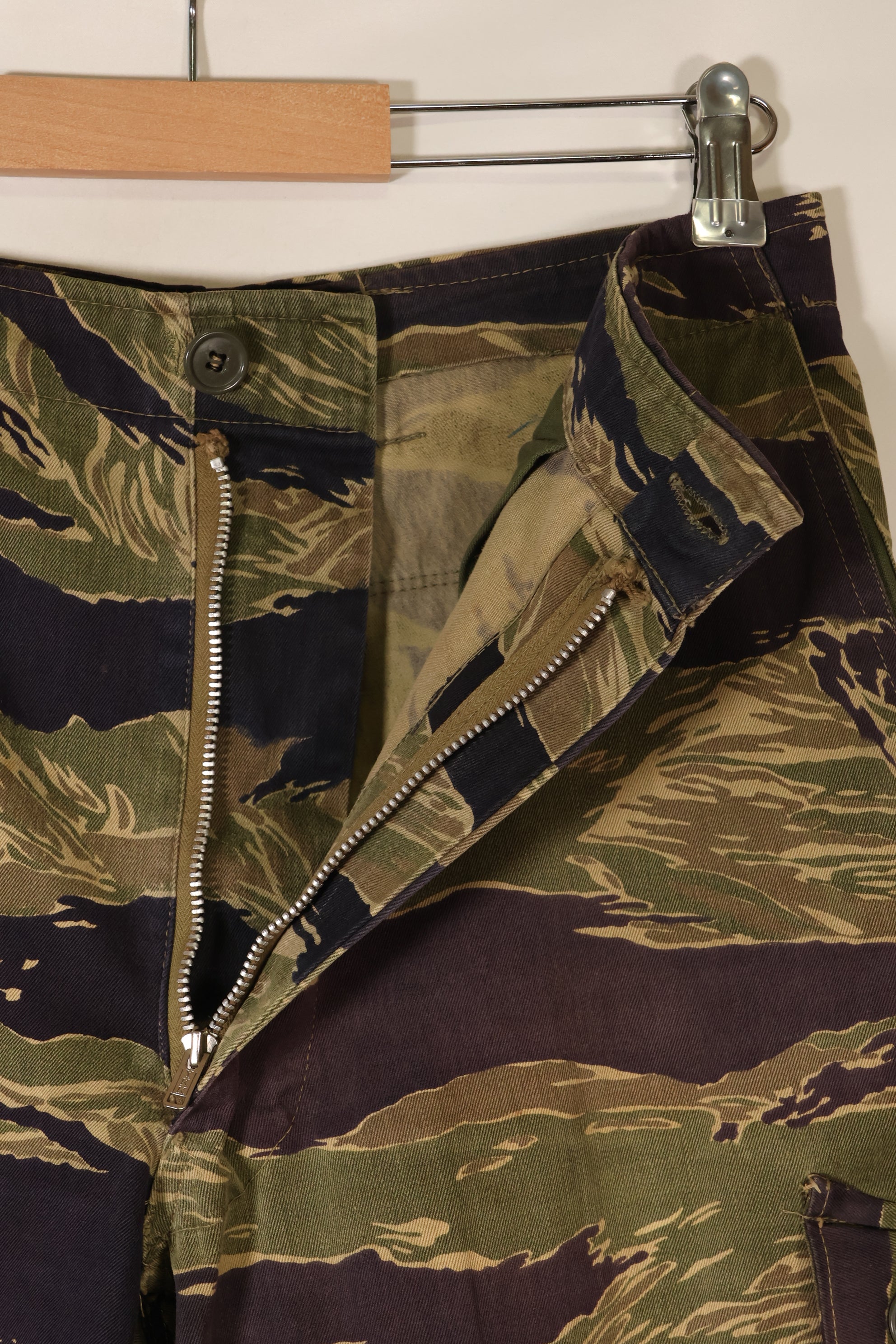 กางเกงลายเสือ Okinawa Tiger ตัดเย็บแบบอเมริกันช่วงกลางทศวรรษ 1960 มีรอยซีดจางน้อยมาก มือสอง