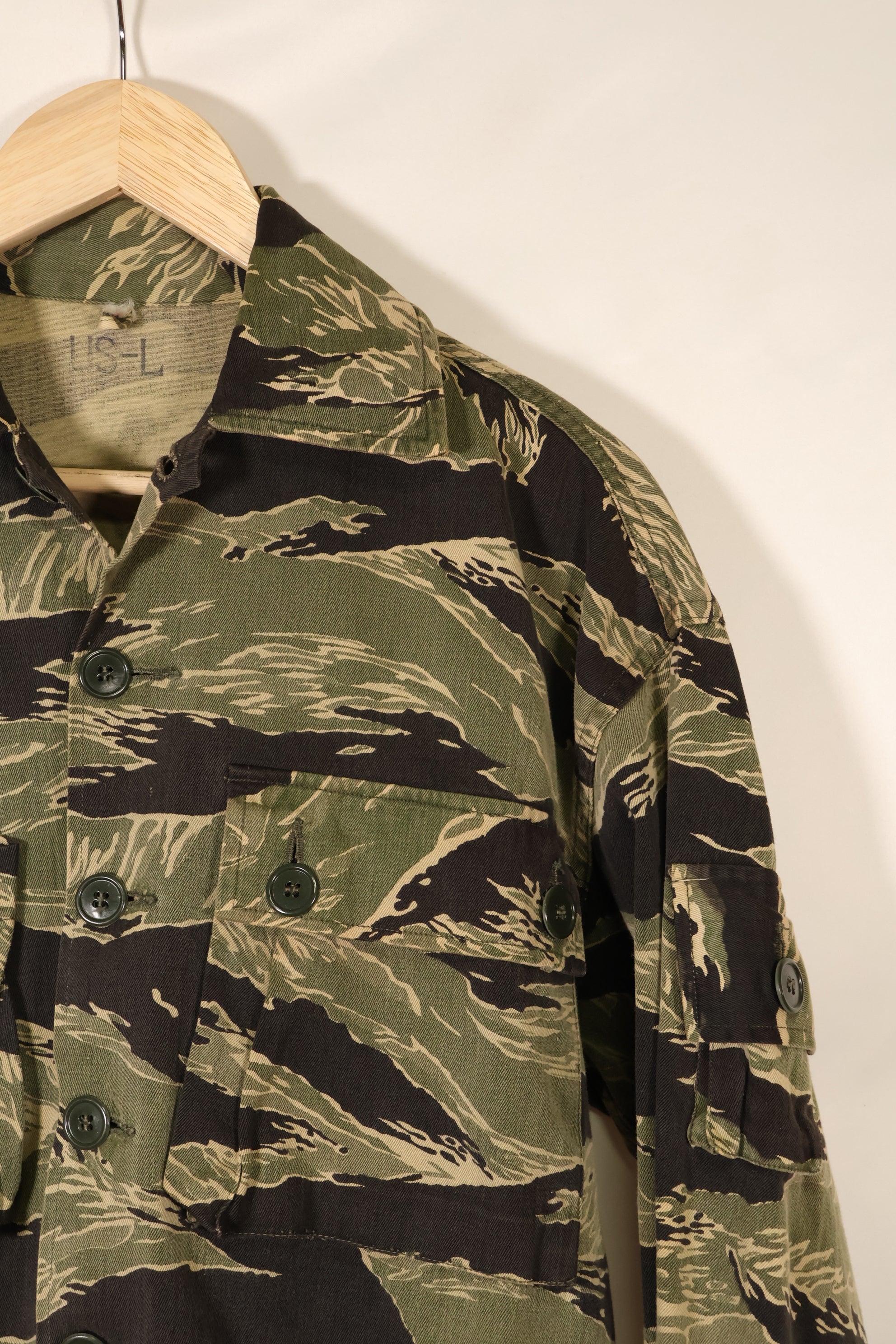 Mid-1960s US-L Okinawa Tiger Pattern Tiger Stripe US-Cut Shirt, Used