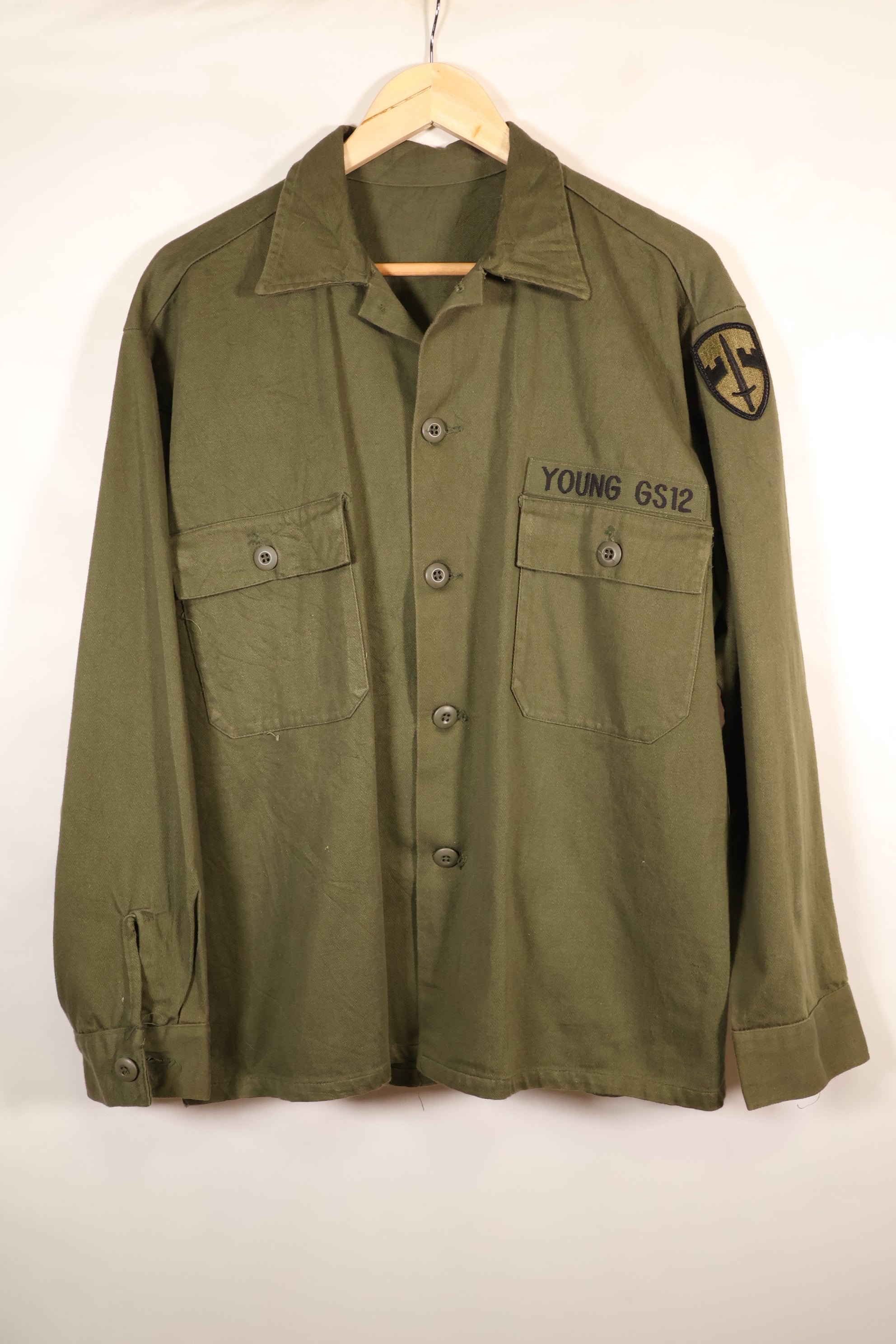 ทศวรรษ 1960, ขนาดประมาณ MEDIUM, OG-107, เสื้อยูทิลิตี้, ทรงตัดเย็บหายาก, มีแพทช์ที่ติดเพิ่มภายหลัง, มือสอง