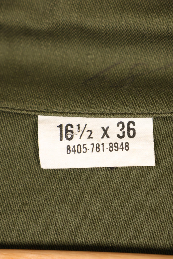 กลางทศวรรษ 1960, 16 1/2 x 36, กองทัพสหรัฐฯ, เสื้อใช้งานทั่วไป OG-107, แทบไม่ได้ใช้