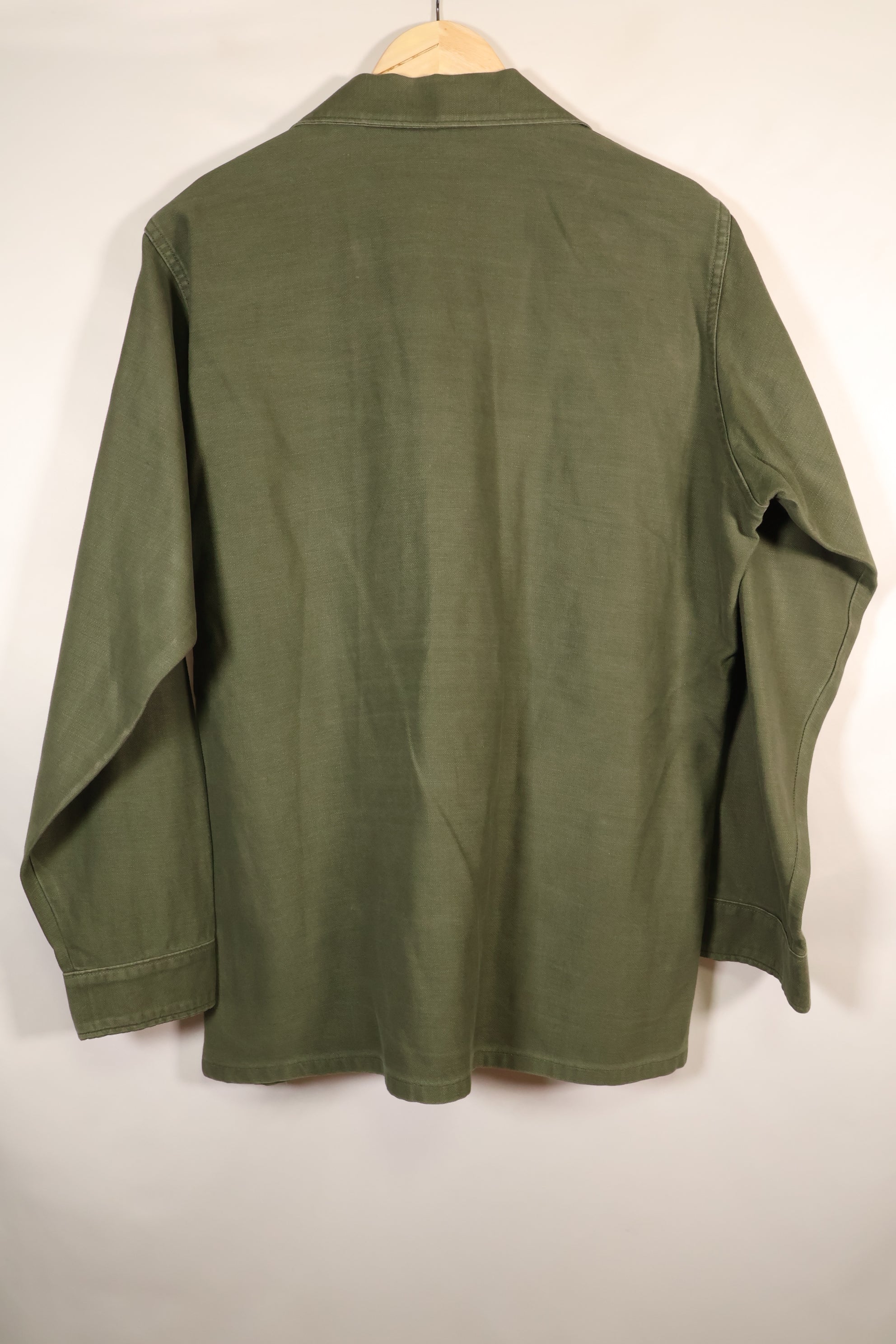 สัญญาปี 1972, 15 1/2 x 33, OG-107, เสื้อใช้งานทั่วไป, มีแพทช์, มือสอง