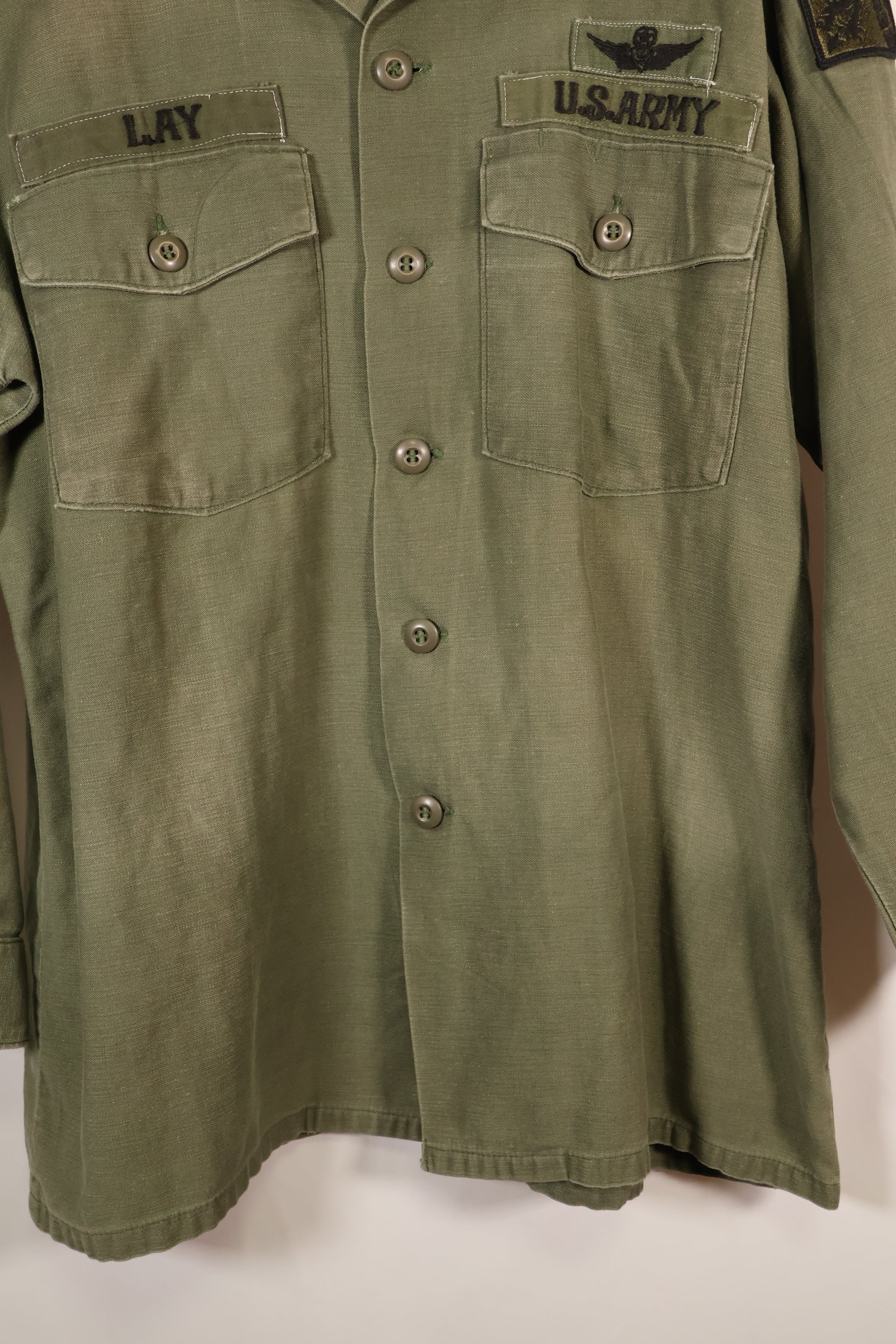 สินค้าตามสัญญาช่วงปลายทศวรรษ 1960 – 16 1/2 x 32 – OG-107 – เสื้อยูทิลิตี้ – มีแพทช์ – มือสอง