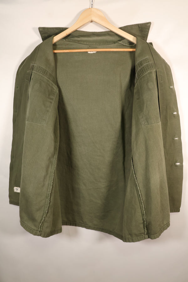 สินค้าตามสัญญาช่วงปลายทศวรรษ 1960 – 16 1/2 x 32 – OG-107 – เสื้อยูทิลิตี้ – มีแพทช์ – มือสอง
