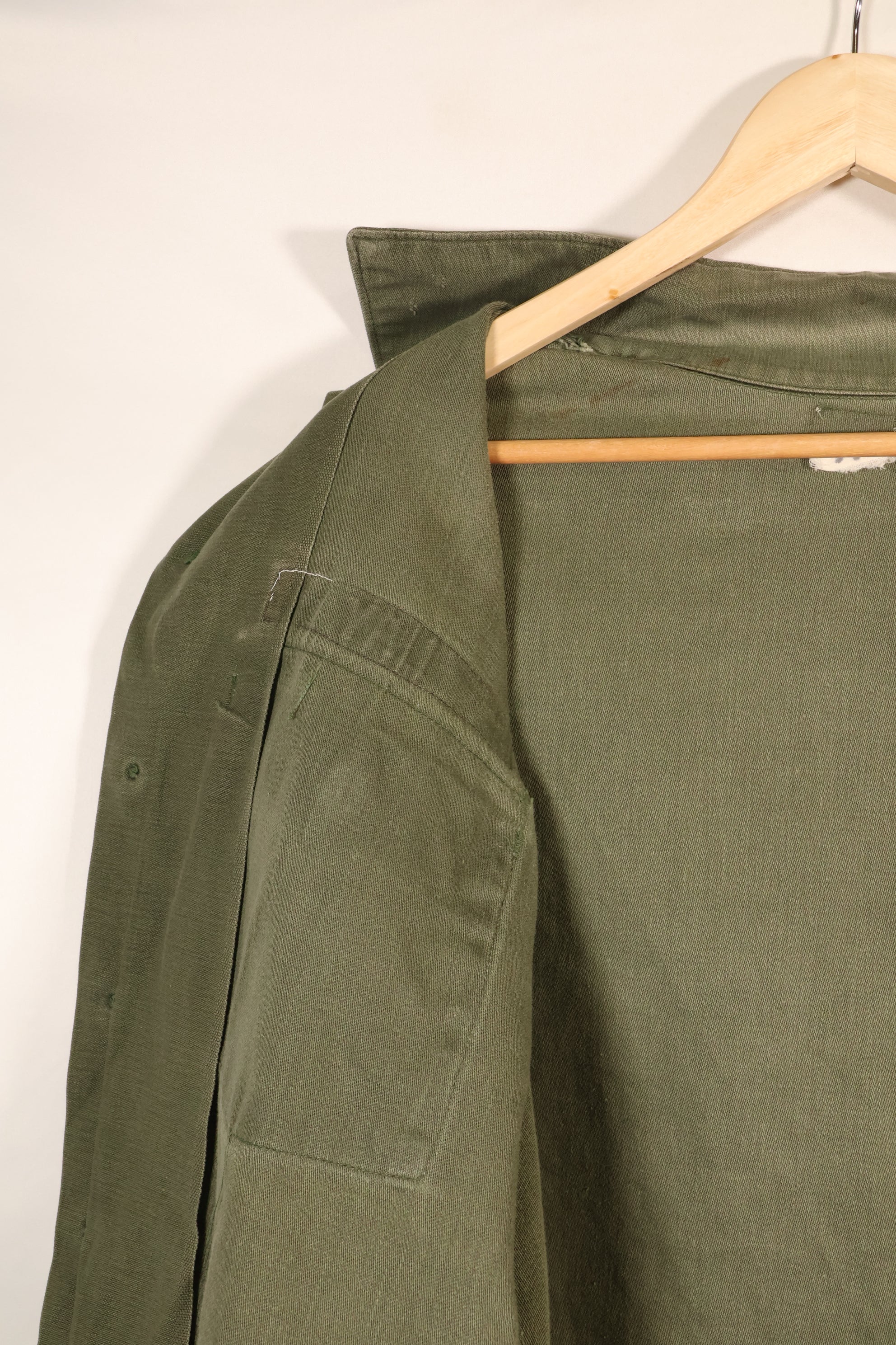 สินค้าตามสัญญาช่วงปลายทศวรรษ 1960 – 16 1/2 x 32 – OG-107 – เสื้อยูทิลิตี้ – มีแพทช์ – มือสอง
