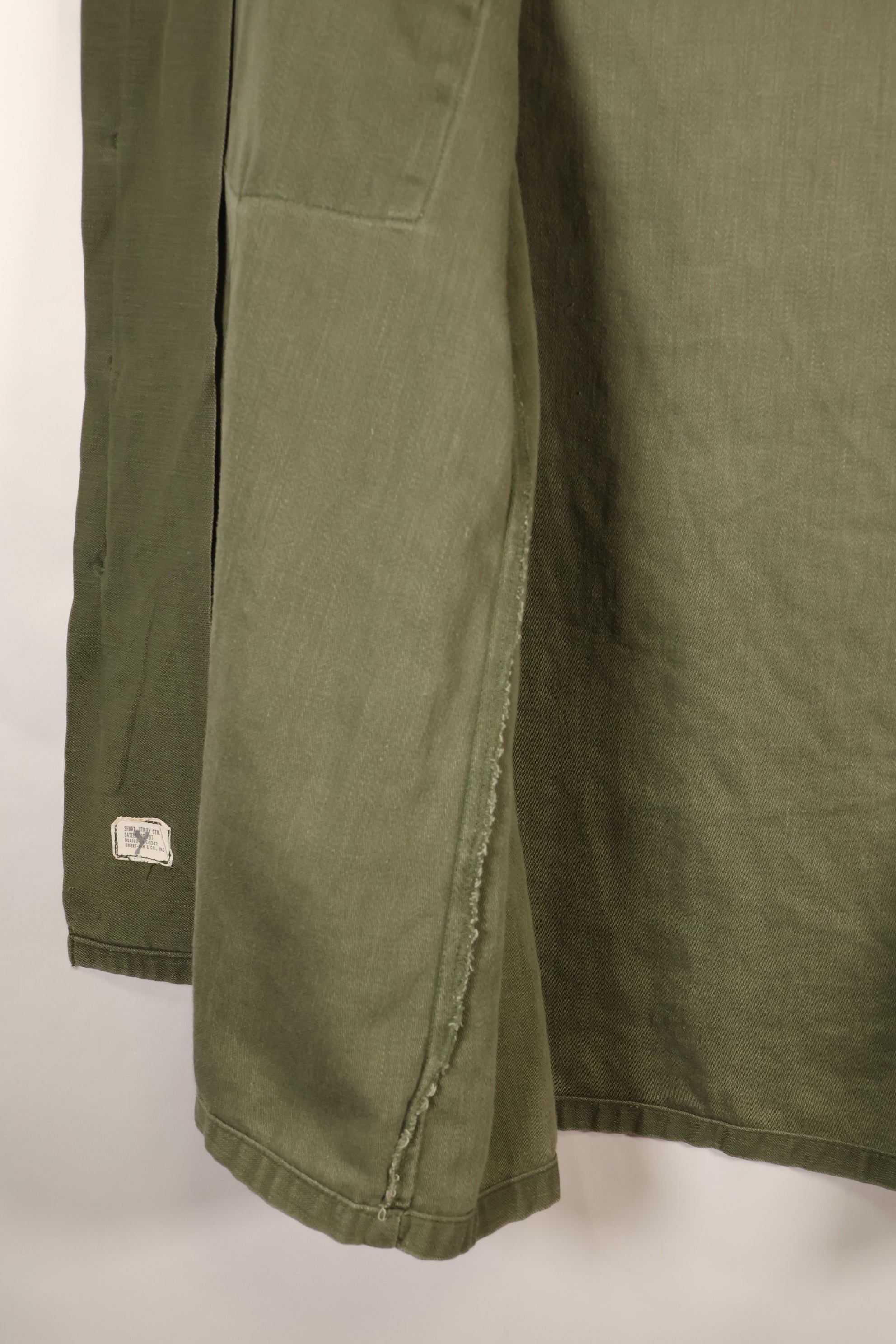 สินค้าตามสัญญาช่วงปลายทศวรรษ 1960 – 16 1/2 x 32 – OG-107 – เสื้อยูทิลิตี้ – มีแพทช์ – มือสอง
