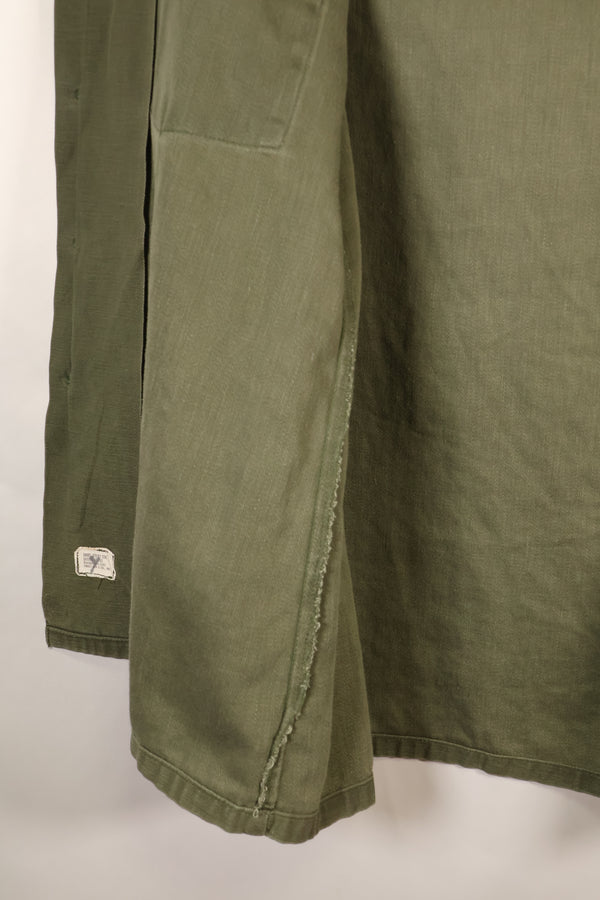 สินค้าตามสัญญาช่วงปลายทศวรรษ 1960 – 16 1/2 x 32 – OG-107 – เสื้อยูทิลิตี้ – มีแพทช์ – มือสอง