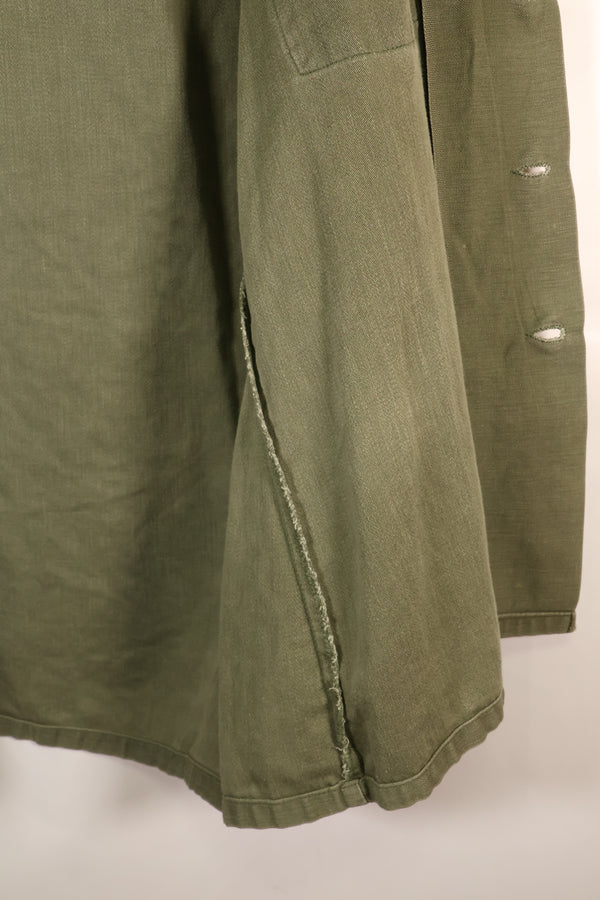 สินค้าตามสัญญาช่วงปลายทศวรรษ 1960 – 16 1/2 x 32 – OG-107 – เสื้อยูทิลิตี้ – มีแพทช์ – มือสอง