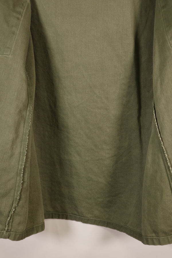สินค้าตามสัญญาช่วงปลายทศวรรษ 1960 – 16 1/2 x 32 – OG-107 – เสื้อยูทิลิตี้ – มีแพทช์ – มือสอง