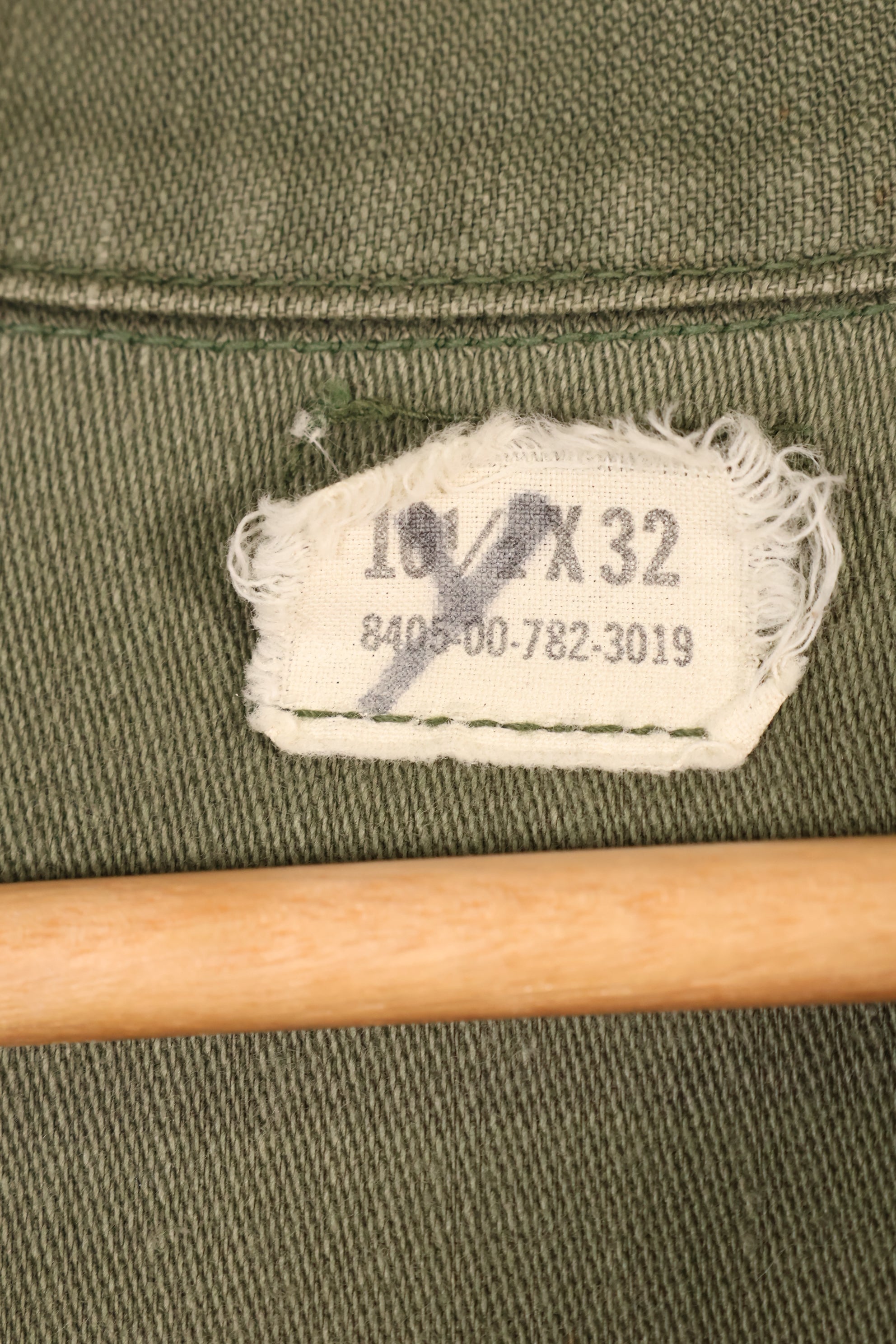 สินค้าตามสัญญาช่วงปลายทศวรรษ 1960 – 16 1/2 x 32 – OG-107 – เสื้อยูทิลิตี้ – มีแพทช์ – มือสอง