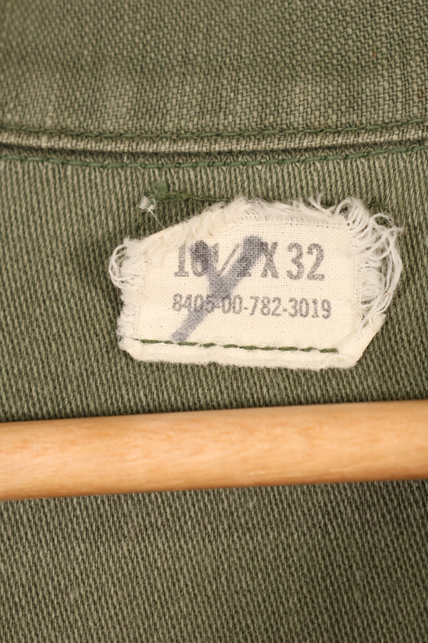สินค้าตามสัญญาช่วงปลายทศวรรษ 1960 – 16 1/2 x 32 – OG-107 – เสื้อยูทิลิตี้ – มีแพทช์ – มือสอง