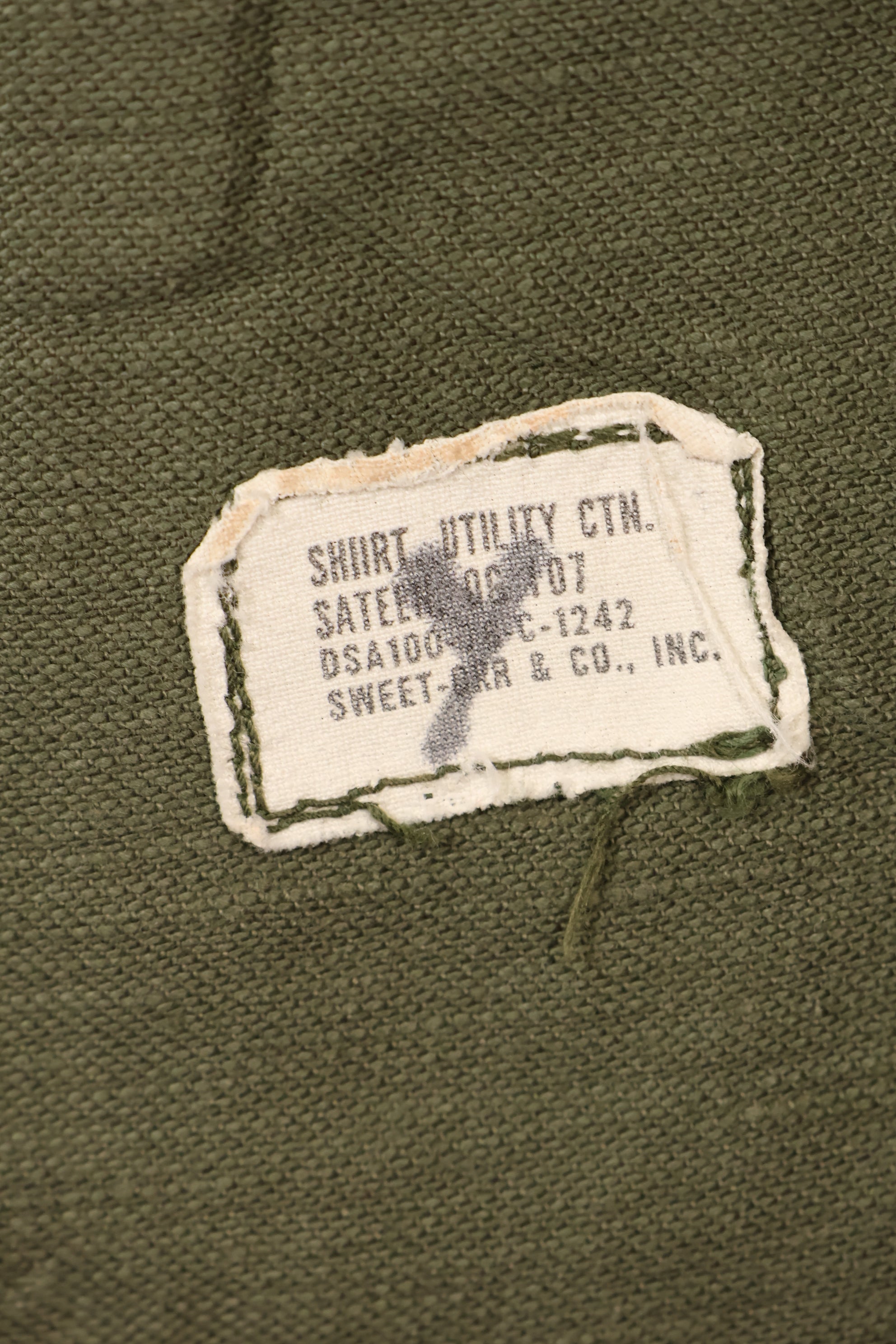 สินค้าตามสัญญาช่วงปลายทศวรรษ 1960 – 16 1/2 x 32 – OG-107 – เสื้อยูทิลิตี้ – มีแพทช์ – มือสอง
