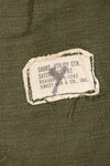 สินค้าตามสัญญาช่วงปลายทศวรรษ 1960 – 16 1/2 x 32 – OG-107 – เสื้อยูทิลิตี้ – มีแพทช์ – มือสอง