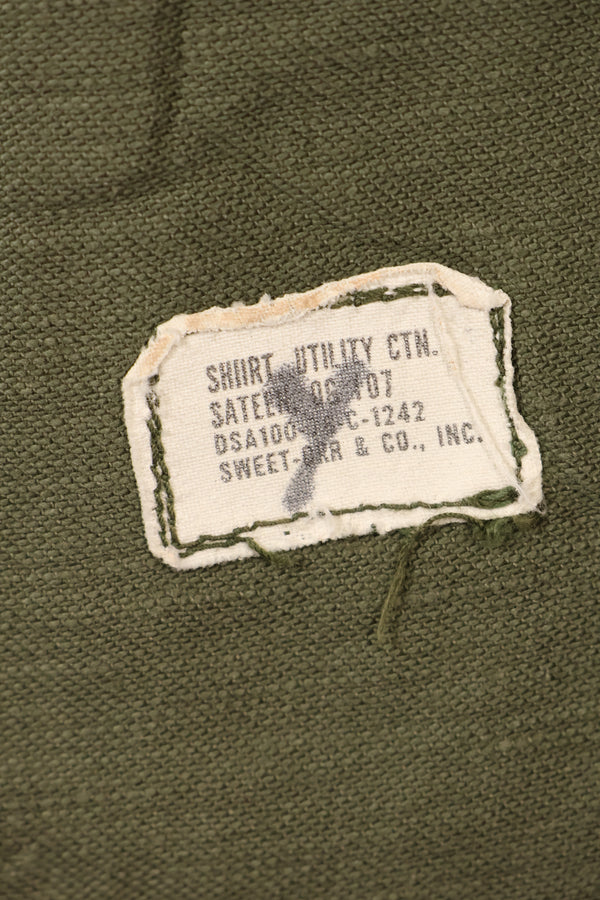 สินค้าตามสัญญาช่วงปลายทศวรรษ 1960 – 16 1/2 x 32 – OG-107 – เสื้อยูทิลิตี้ – มีแพทช์ – มือสอง