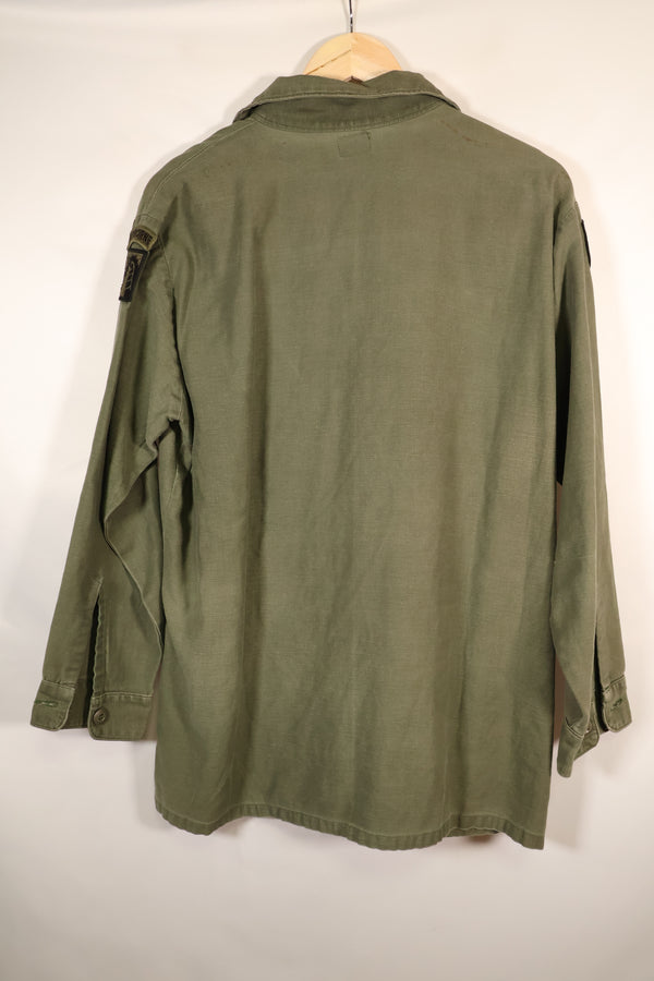 สินค้าตามสัญญาช่วงปลายทศวรรษ 1960 – 16 1/2 x 32 – OG-107 – เสื้อยูทิลิตี้ – มีแพทช์ – มือสอง