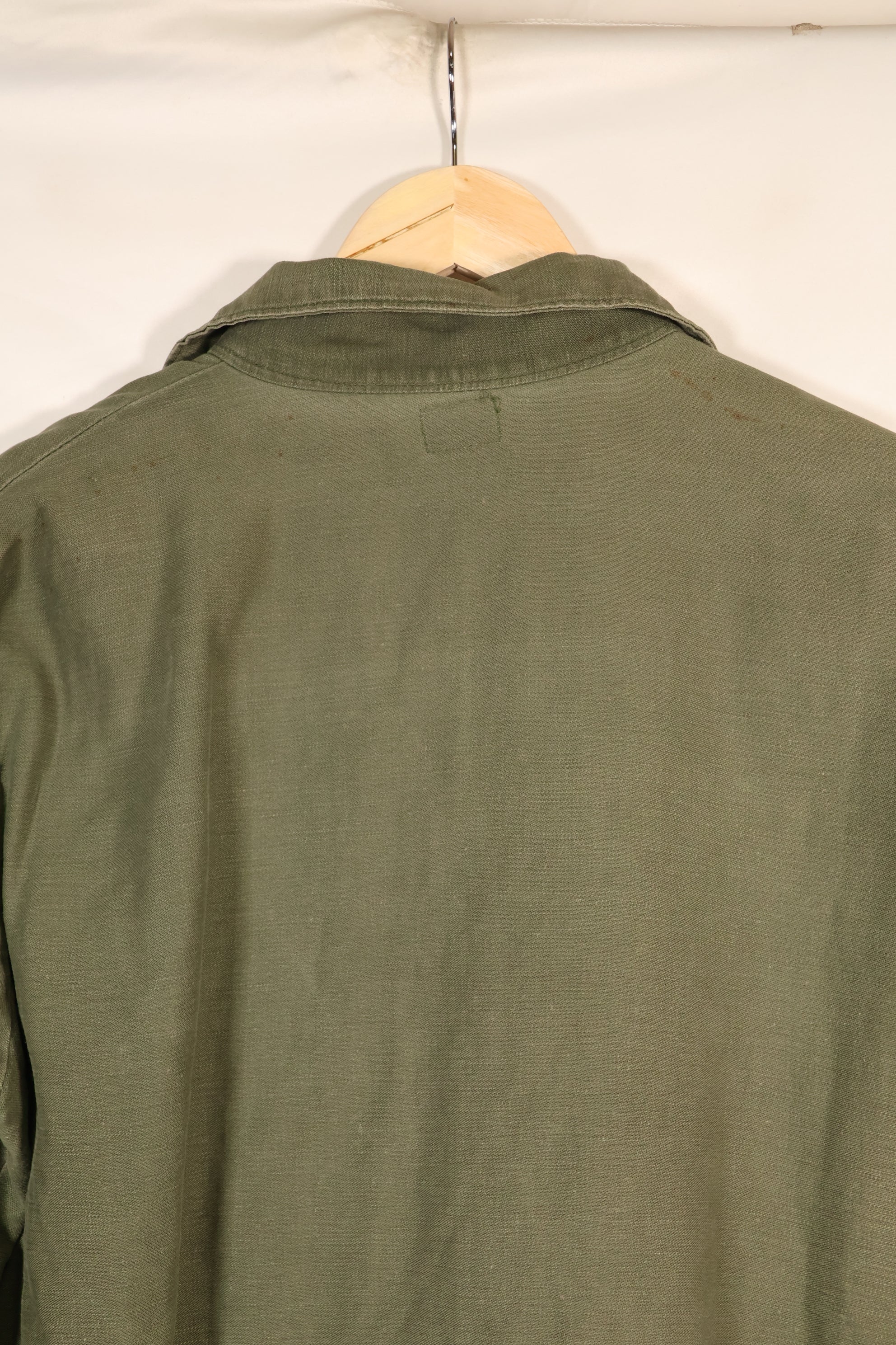 สินค้าตามสัญญาช่วงปลายทศวรรษ 1960 – 16 1/2 x 32 – OG-107 – เสื้อยูทิลิตี้ – มีแพทช์ – มือสอง