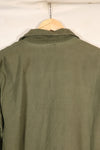 สินค้าตามสัญญาช่วงปลายทศวรรษ 1960 – 16 1/2 x 32 – OG-107 – เสื้อยูทิลิตี้ – มีแพทช์ – มือสอง