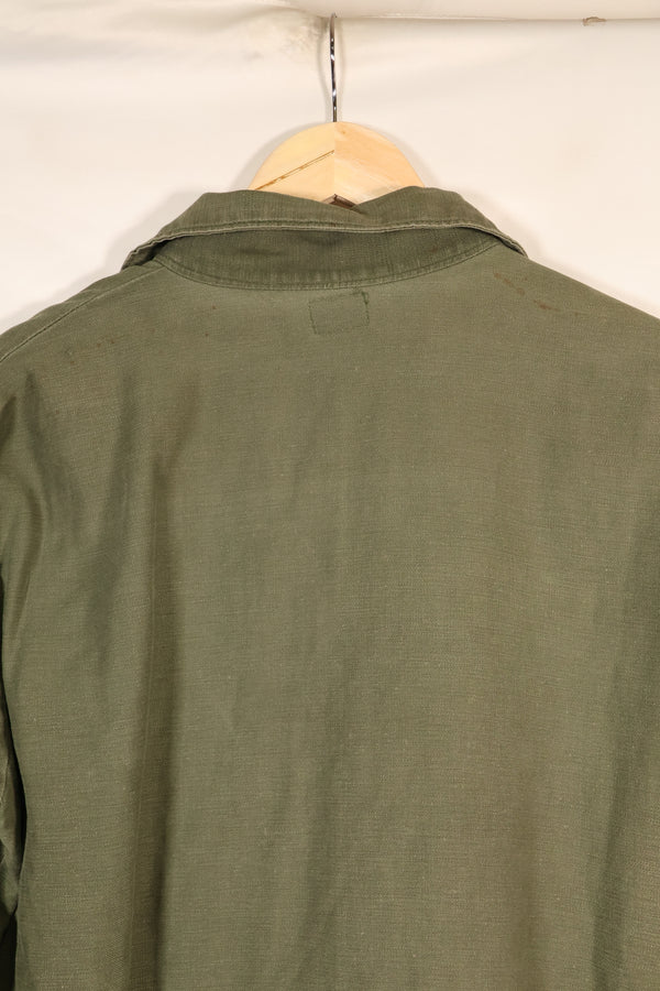 สินค้าตามสัญญาช่วงปลายทศวรรษ 1960 – 16 1/2 x 32 – OG-107 – เสื้อยูทิลิตี้ – มีแพทช์ – มือสอง
